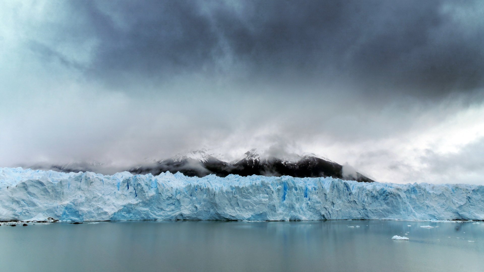 Обои туман, гора, океан, льды, аргентина, fog, mountain, the ocean, ice, argentina разрешение 2560x1477 Загрузить