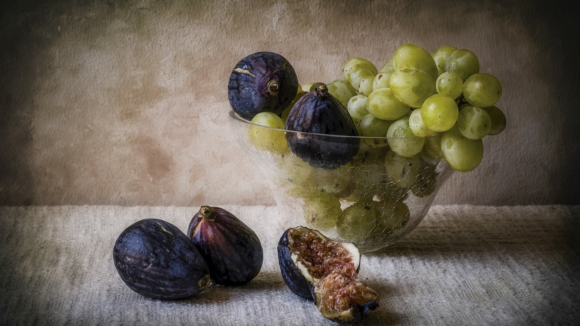 Обои виноград, фрукты, ваза, натюрморт, инжир, grapes, fruit, vase, still life, figs разрешение 2560x1600 Загрузить