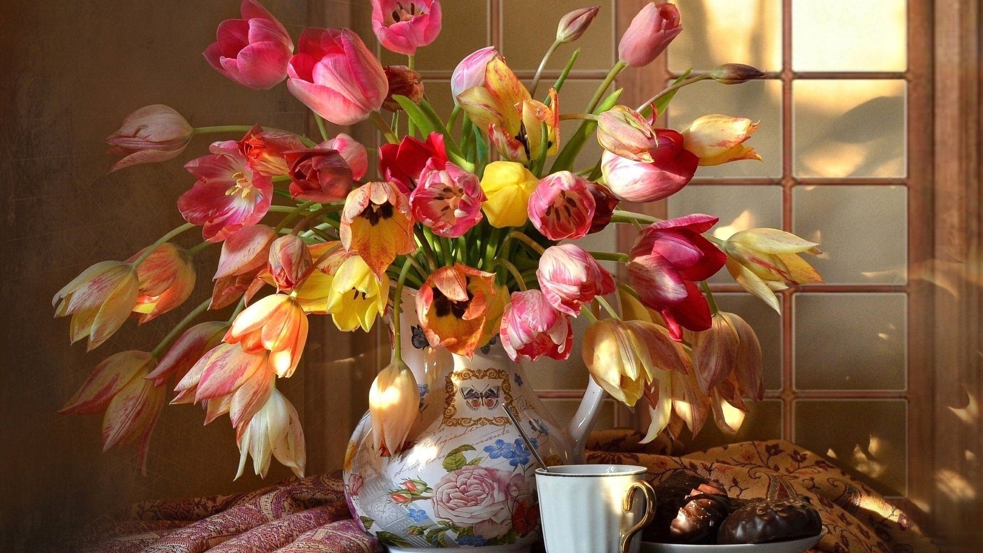 Обои цветы, столик, блюдце, натюрморт, букет, шарф, тюльпаны, окно, чашка, кувшин, зефир, flowers, table, saucer, still life, bouquet, scarf, tulips, window, cup, pitcher, marshmallows разрешение 2560x2346 Загрузить