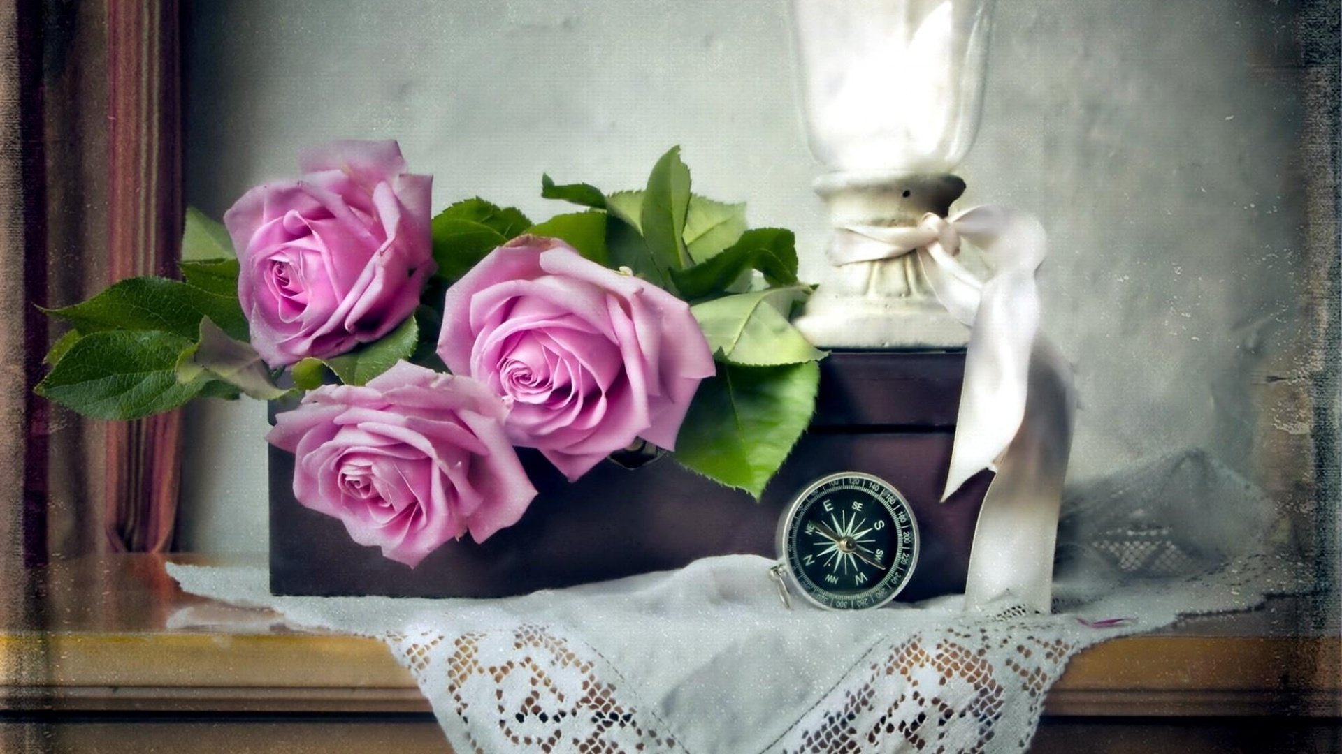 Обои цветы, розы, ленточка, салфетка, коробка, компас, flowers, roses, ribbon, napkin, box, compass разрешение 3840x2160 Загрузить