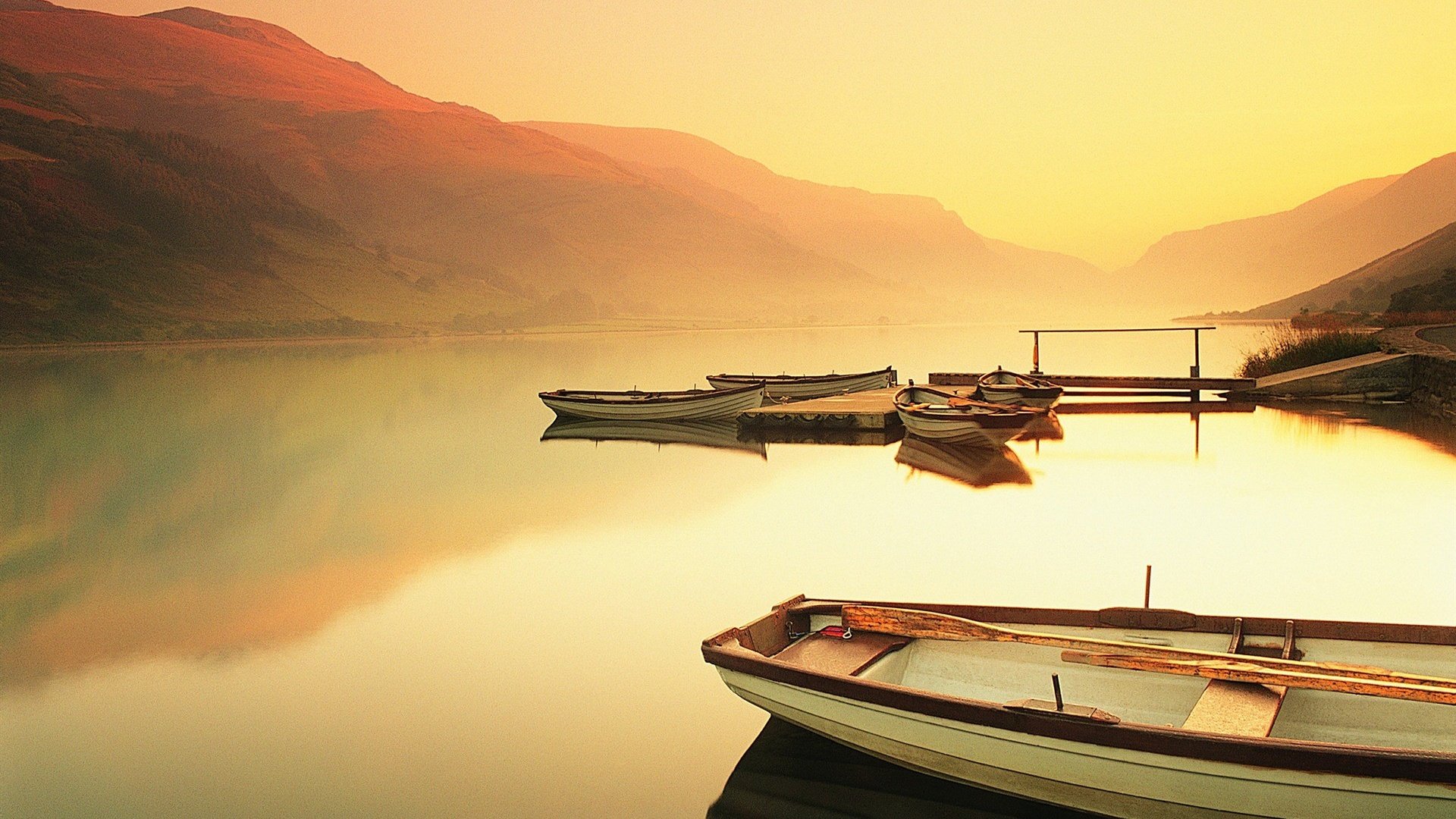 Обои вечер, горы, закат, отражение, лодки, горное озеро, the evening, mountains, sunset, reflection, boats, mountain lake разрешение 1920x1200 Загрузить