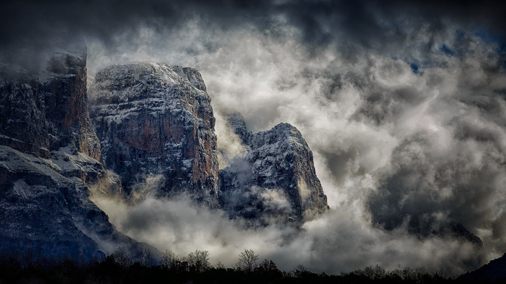 Обои небо, греция, облака, горы, снег, природа, пейзаж, скала, туман, the sky, greece, clouds, mountains, snow, nature, landscape, rock, fog разрешение 2048x1152 Загрузить