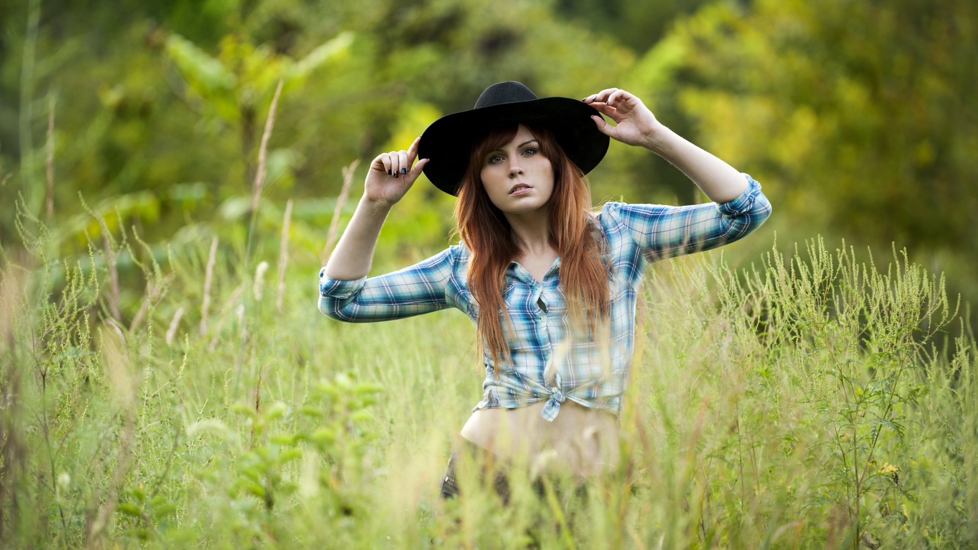 Обои трава, девушка, взгляд, лицо, шляпа, рубашка, рыжеволосая, grass, girl, look, face, hat, shirt, redhead разрешение 6144x4088 Загрузить