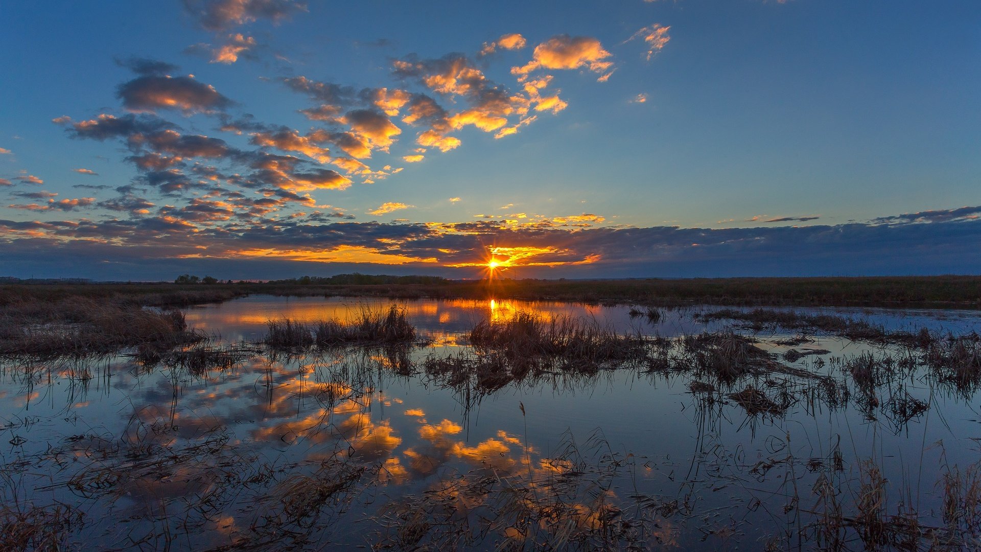 Обои небо, облака, болото, закат, отражение, урал, the sky, clouds, swamp, sunset, reflection, ural разрешение 2472x1648 Загрузить