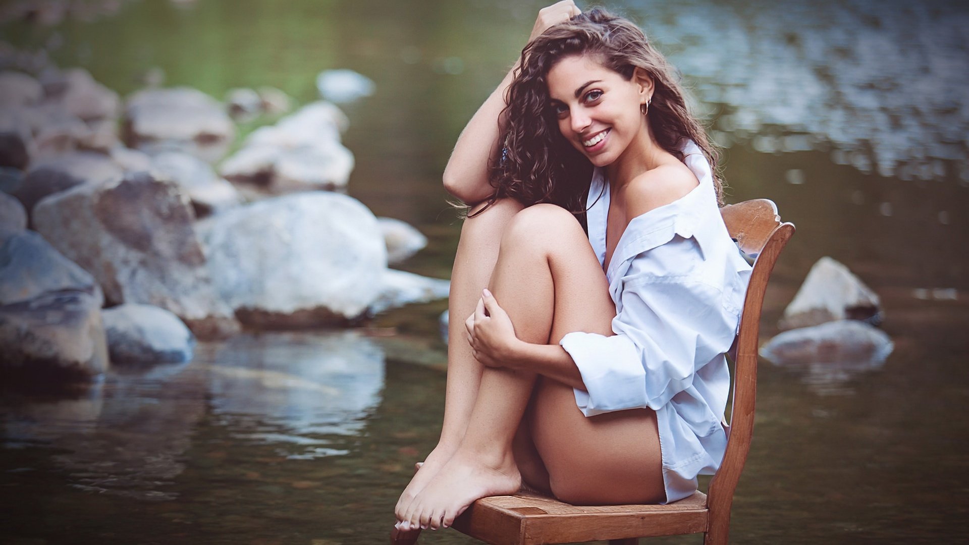 Обои озеро, девушка, настроение, улыбка, стул, ножка, clara, lake, girl, mood, smile, chair, leg разрешение 1920x1279 Загрузить