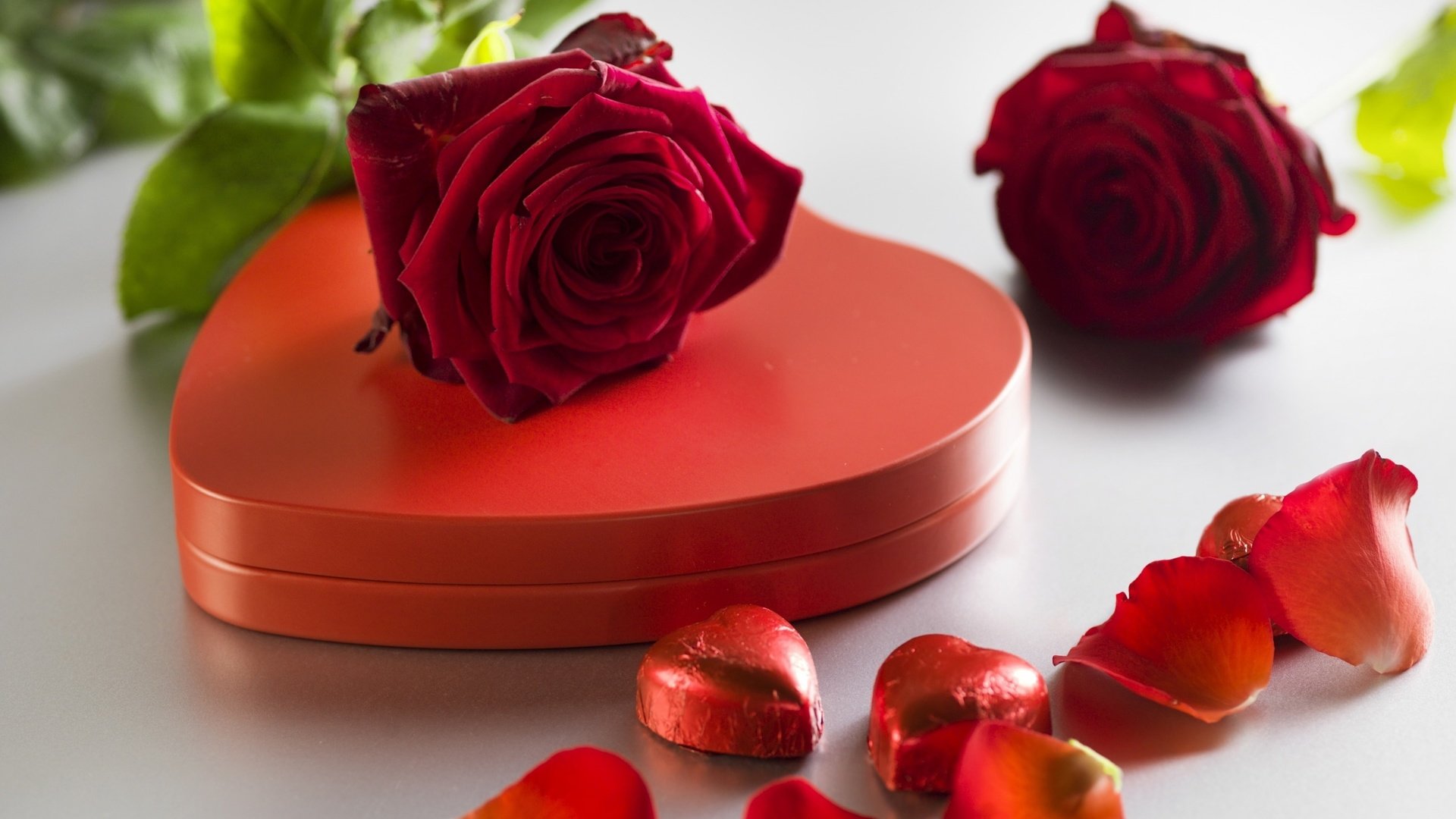 Обои конфеты, красные розы, подарок, сердечка, шоколад, сердечки, романтик, краcный, роз, влюбленная, candy, red roses, gift, heart, chocolate, hearts, romantic, red, roses, love разрешение 2560x1600 Загрузить