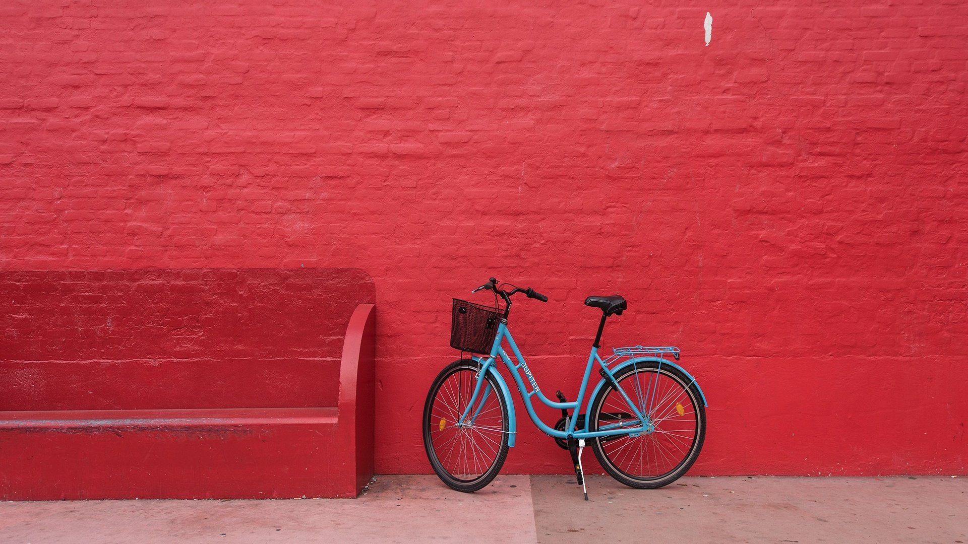 Обои стена, скамейка, велосипед, красный фон, wall, bench, bike, red background разрешение 2048x1536 Загрузить