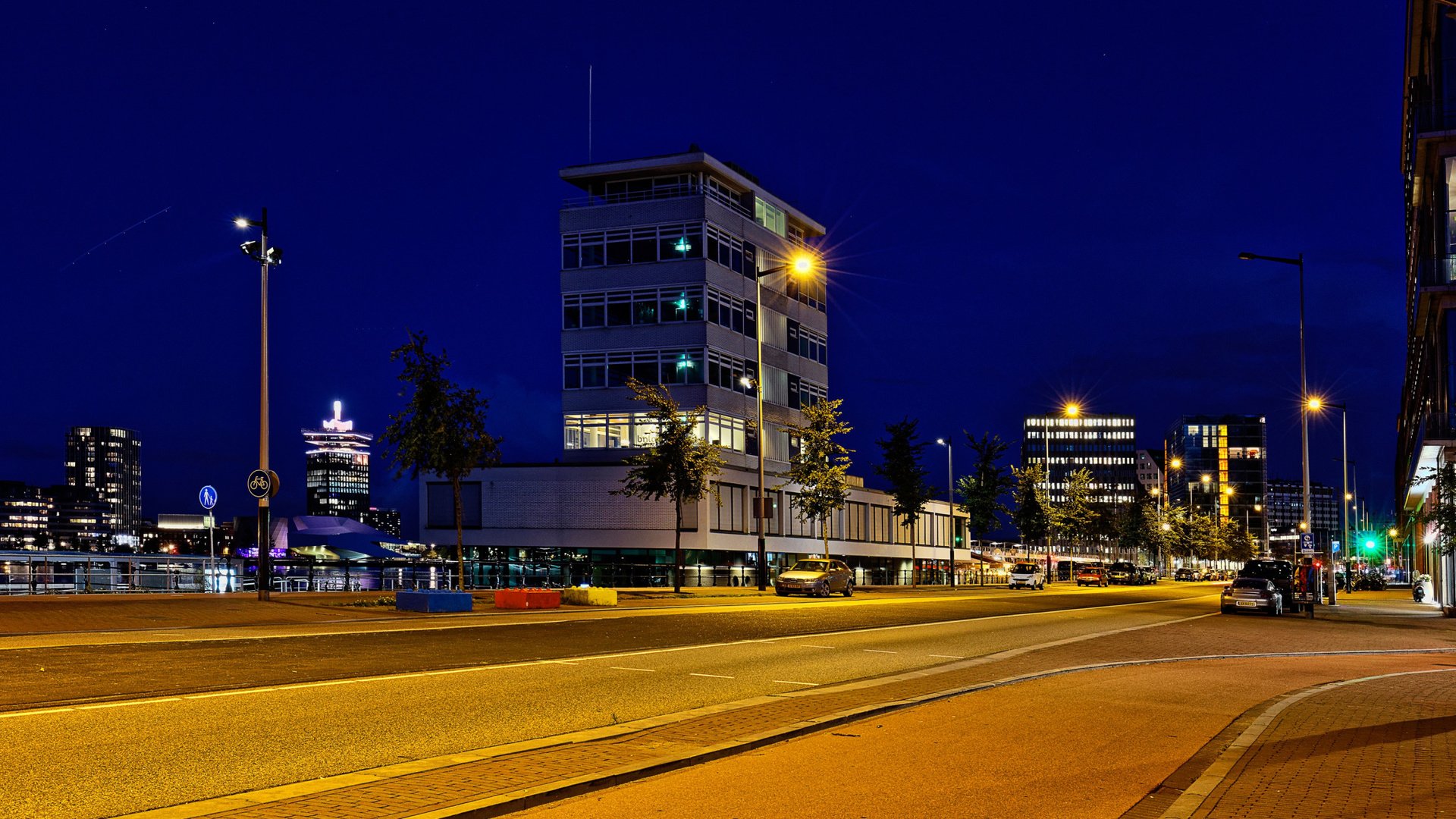 Обои дорога, ночь, фонари, огни, дома, нидерланды, амстердам, road, night, lights, home, netherlands, amsterdam разрешение 2112x1188 Загрузить