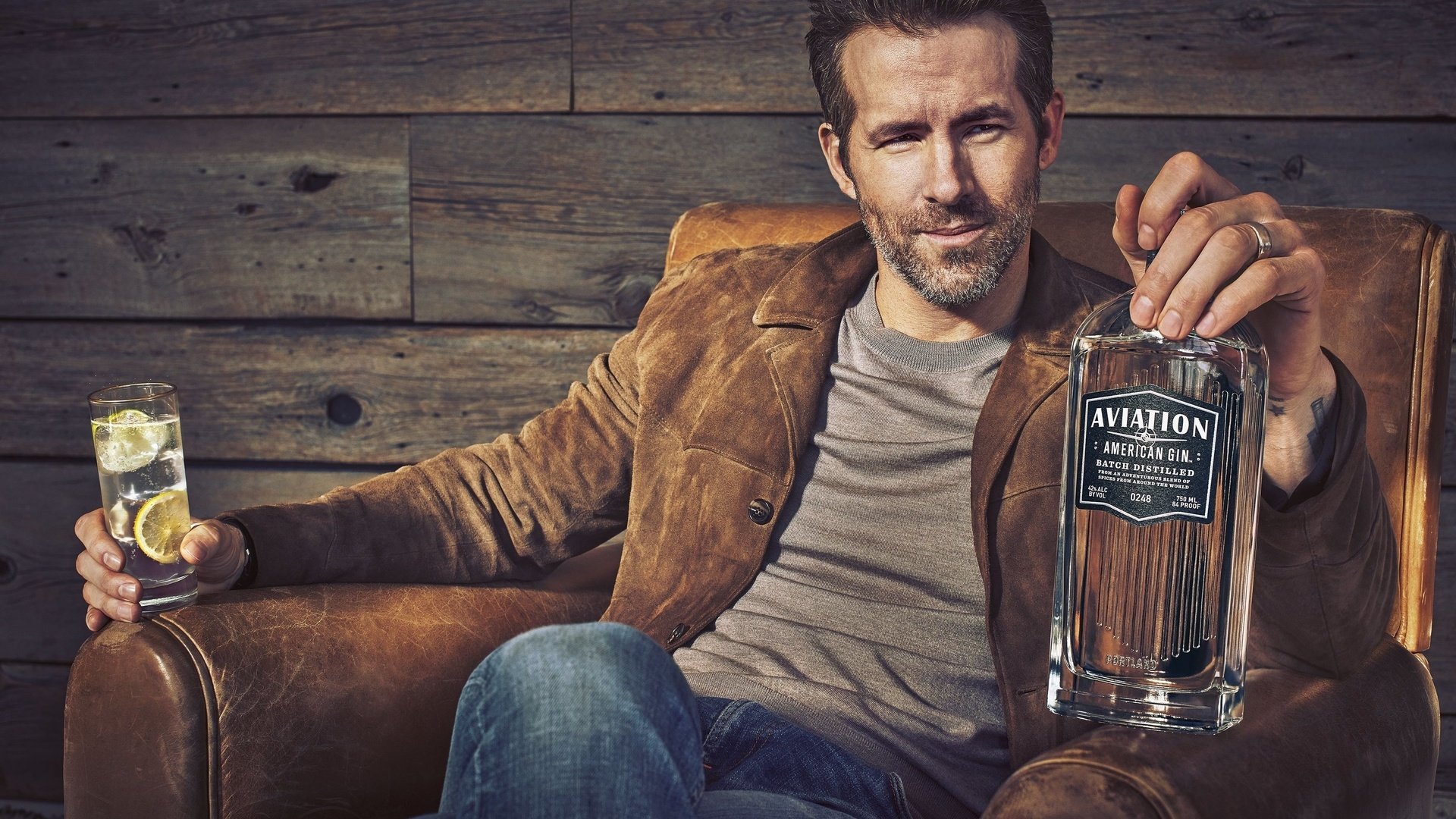 Обои взгляд, актёр, кресло, бутылка, борода, райан рейнольдс, look, actor, chair, bottle, beard, ryan reynolds разрешение 3840x2400 Загрузить