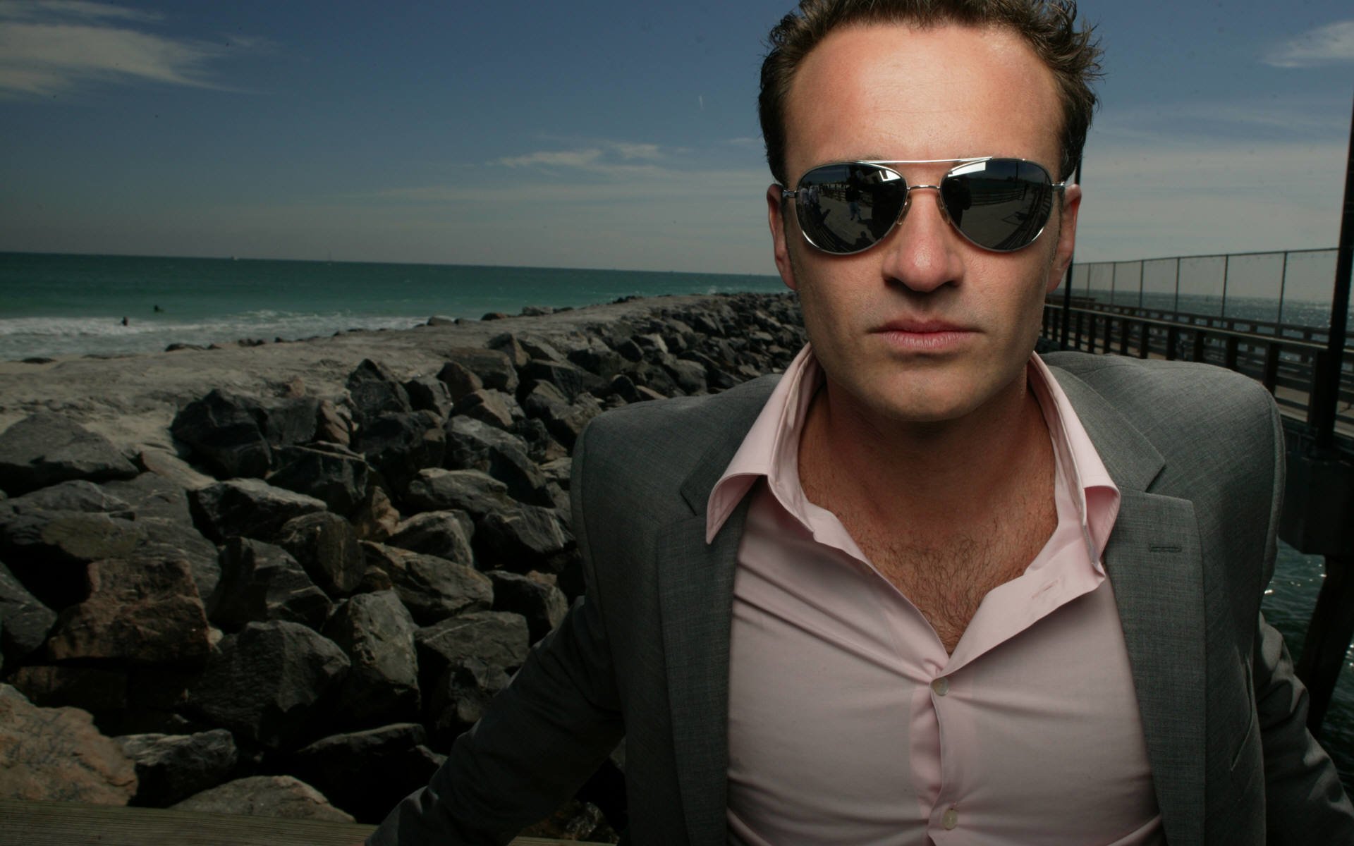 Обои камни, море, актёр, джулиан макмэхон, stones, sea, actor, julian mcmahon разрешение 1920x1440 Загрузить