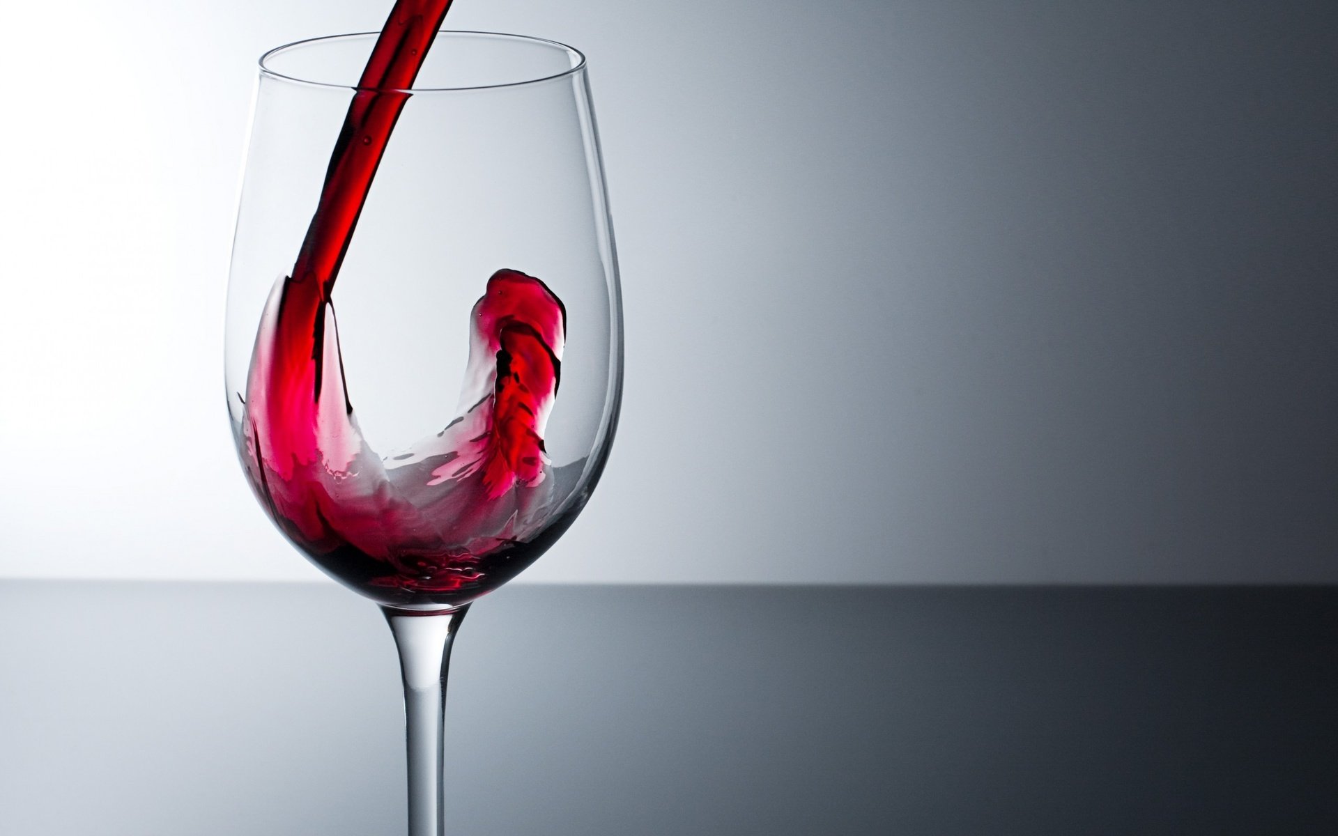 Обои бокал, вино, алкоголь, наливается, красное вино, glass, wine, alcohol, poured, red wine разрешение 2560x1600 Загрузить