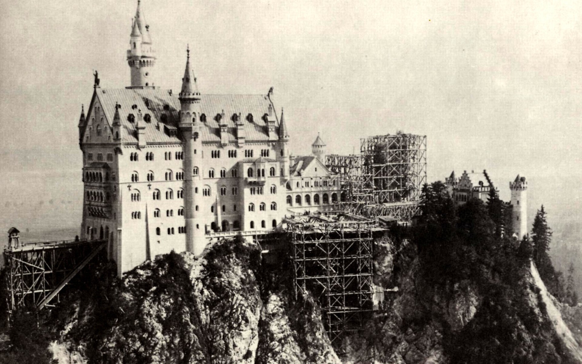 Обои замок, чёрно-белое, германия, нойшванштайн, стройка, castle, black and white, germany, neuschwanstein, construction разрешение 2024x1443 Загрузить