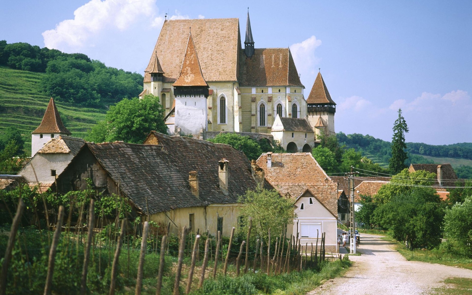 Обои дорога, лето, забор, церковь, road, summer, the fence, church разрешение 1999x1333 Загрузить