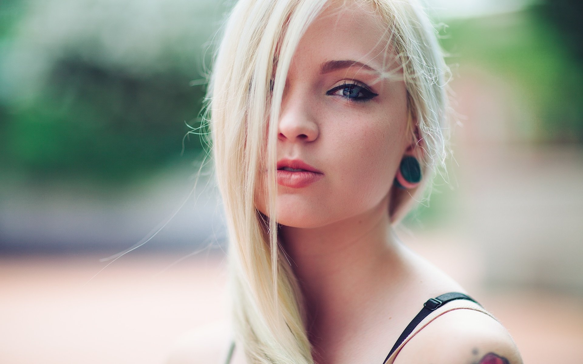 Обои глаза, блондинка, тату, фотограф, губы, лицо, девушка., aaron woodall, eyes, blonde, tattoo, photographer, lips, face, girl. разрешение 2048x1365 Загрузить