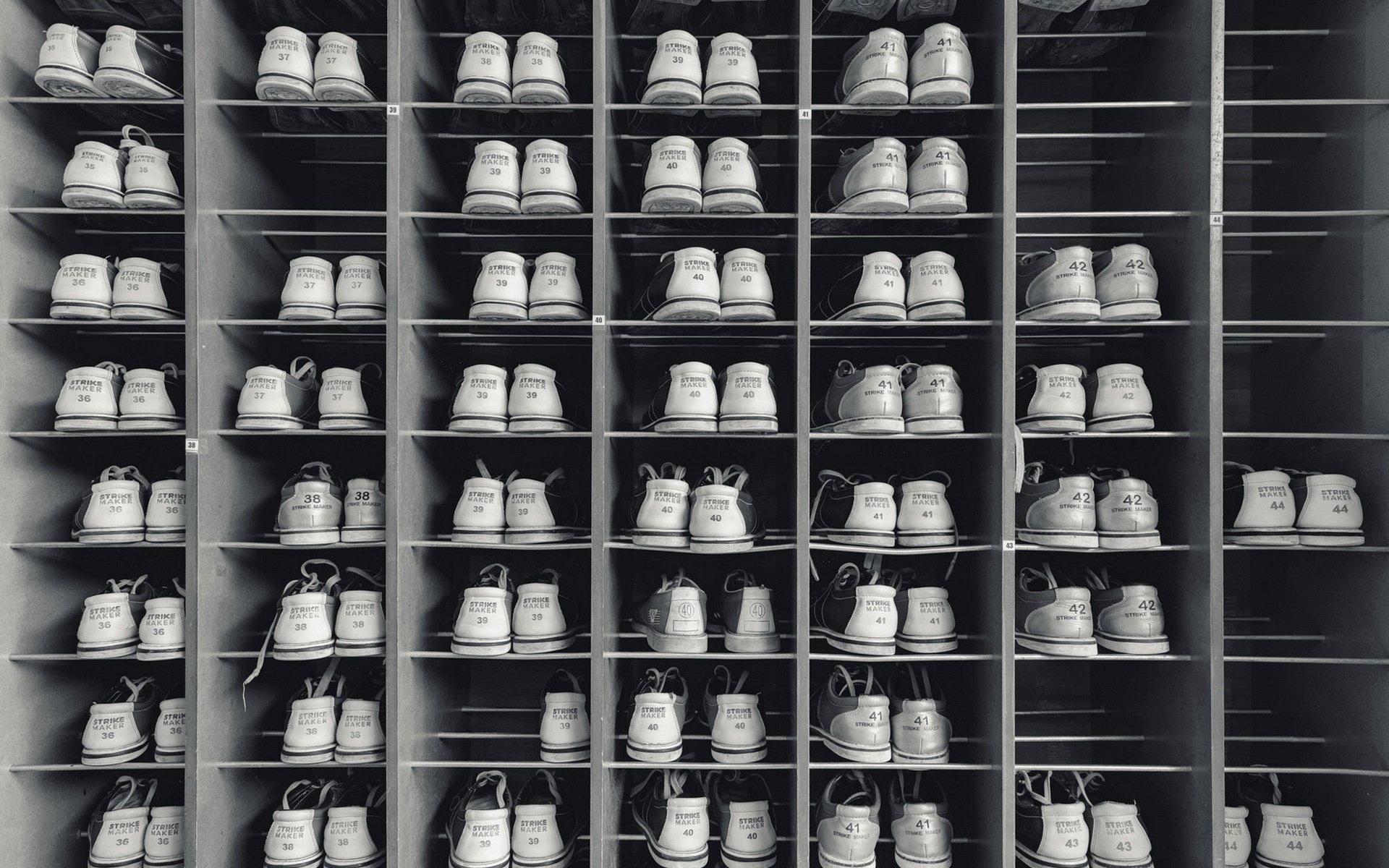 Обои чёрно-белое, спорт, обувь, боулинг, black and white, sport, shoes, bowling разрешение 1920x1280 Загрузить