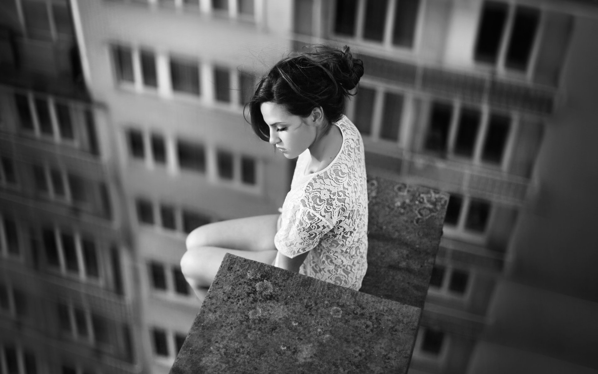 Обои девушка, фото, чёрно-белое, высота, сидит, крыша, дэвид olkarny, girl, photo, black and white, height, sitting, roof, david olkarny разрешение 5852x3980 Загрузить