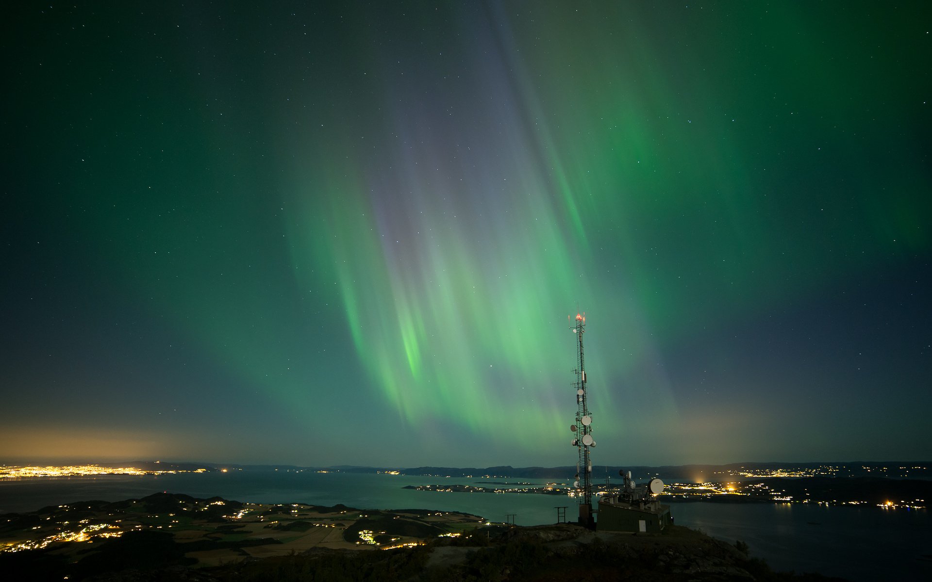 Обои небо, ночь, звезды, город, северное сияние, aurora borealis, the sky, night, stars, the city, northern lights разрешение 2600x1463 Загрузить