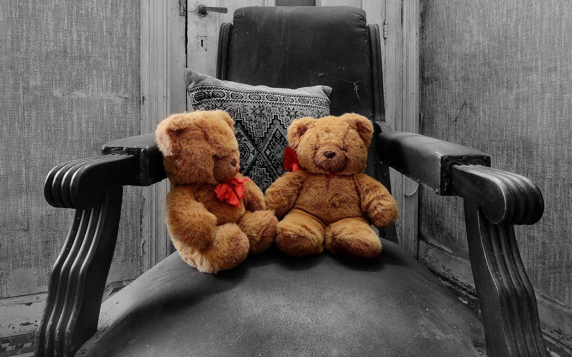 Обои мишки, кресло, игрушки, bears, chair, toys разрешение 2046x1345 Загрузить