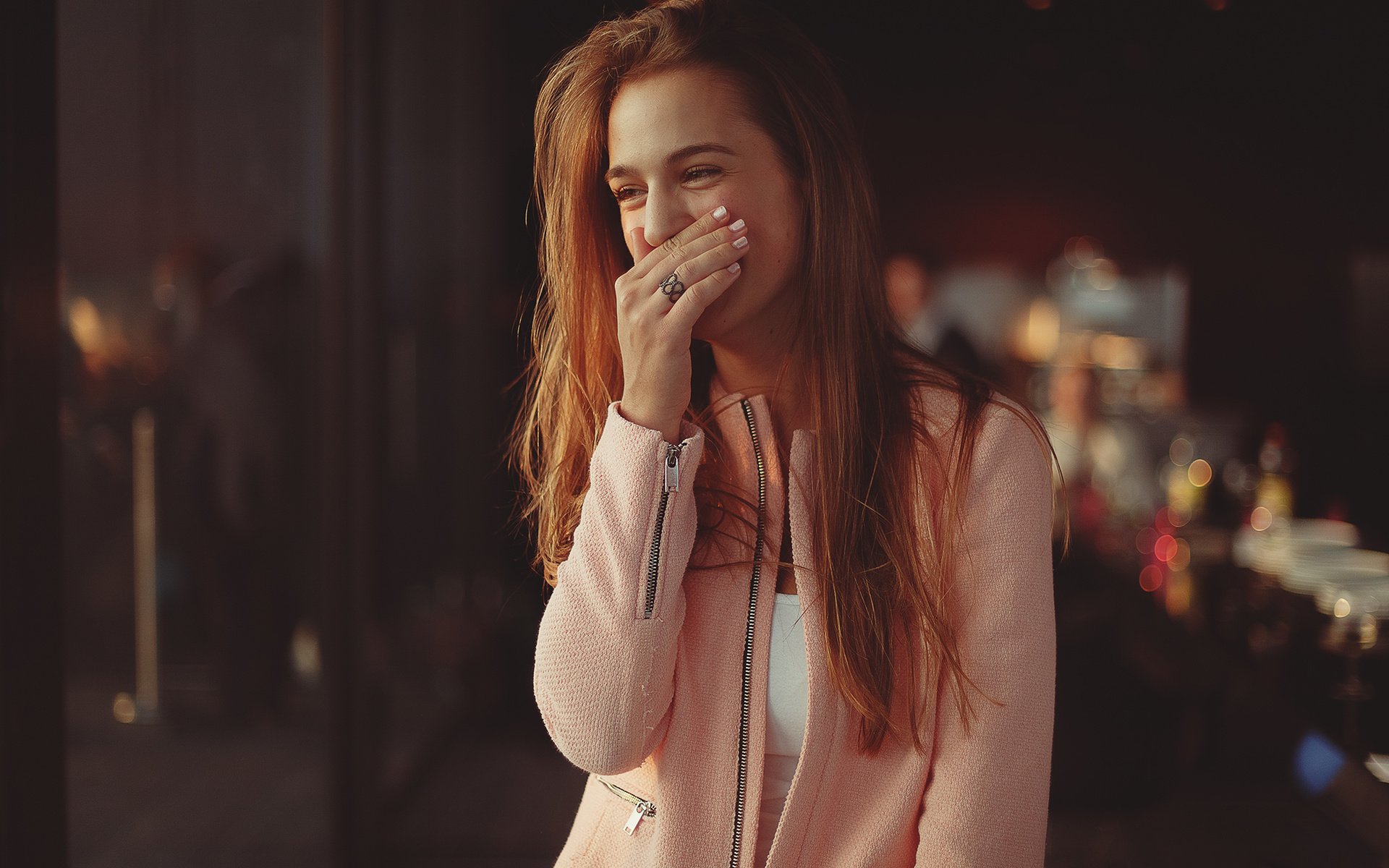 Обои девушка, кольцо, пальто, смеётся, girl, ring, coat, laughs разрешение 2048x1365 Загрузить