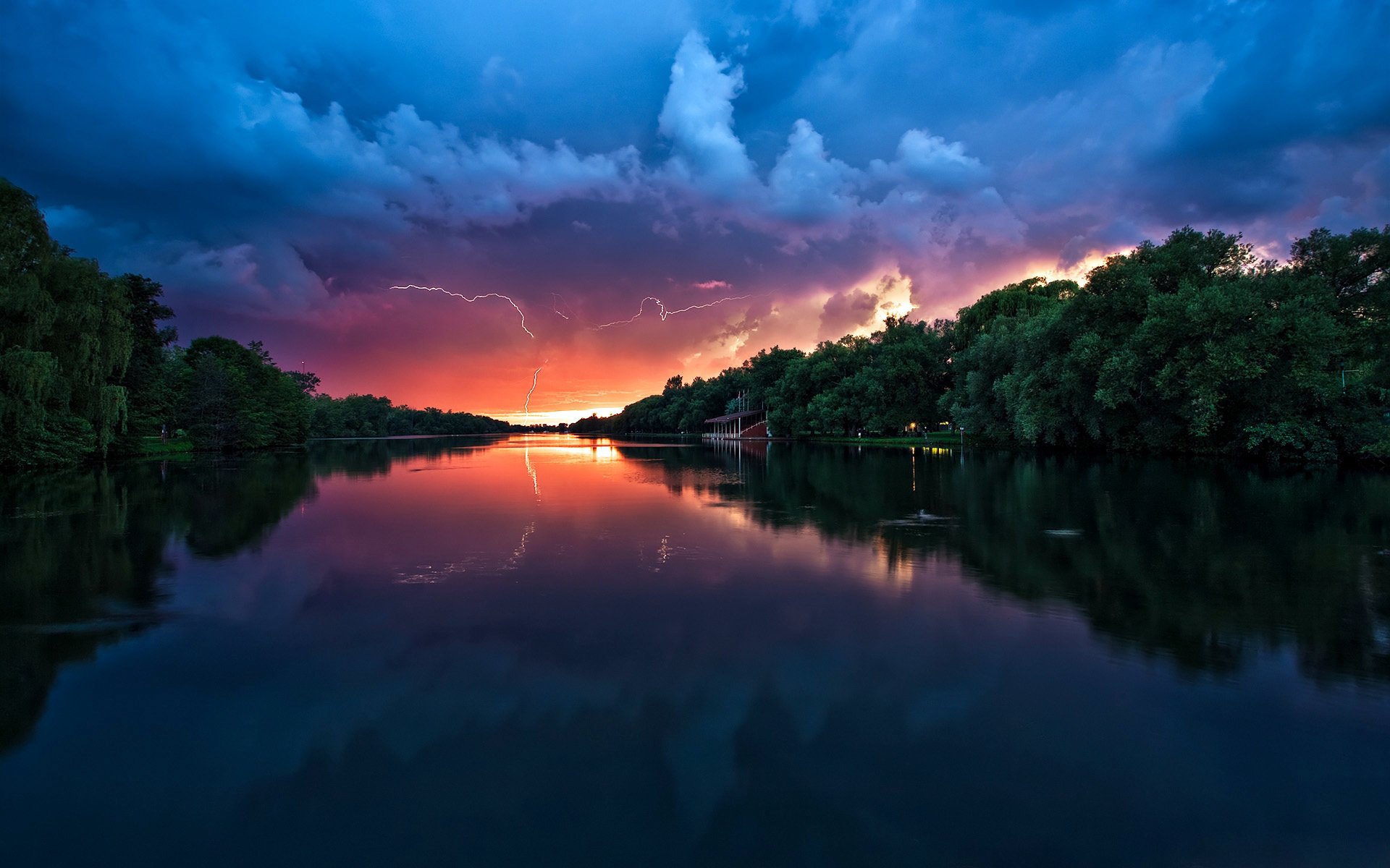 Обои свет, облака, река, солнце, отражение, молния, рассвет, гроза, light, clouds, river, the sun, reflection, lightning, dawn, the storm разрешение 3840x2400 Загрузить