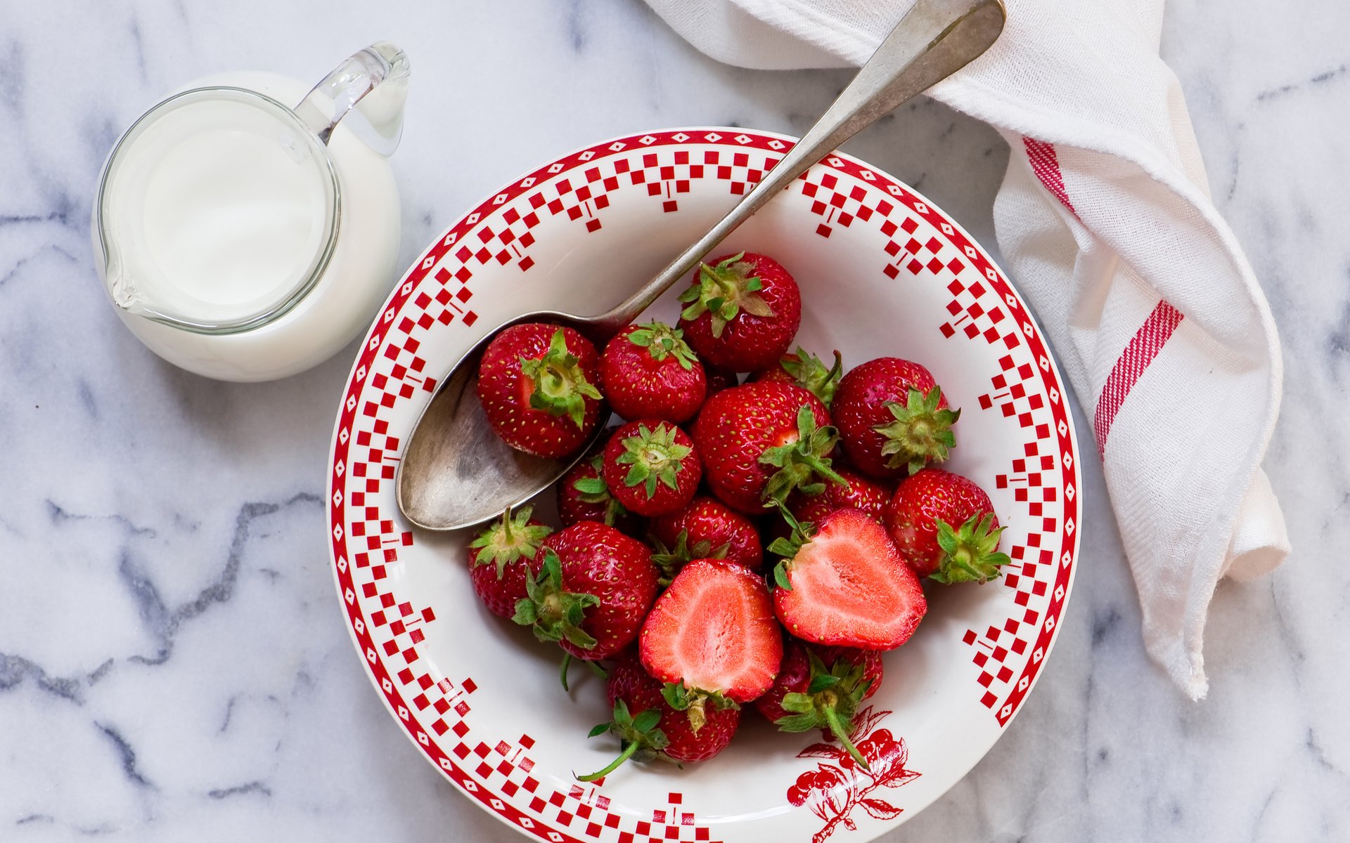 Обои клубника, ягоды, полотенце, тарелка, сливки, ложка, кувшинчик, strawberry, berries, towel, plate, cream, spoon, jug разрешение 4048x2816 Загрузить