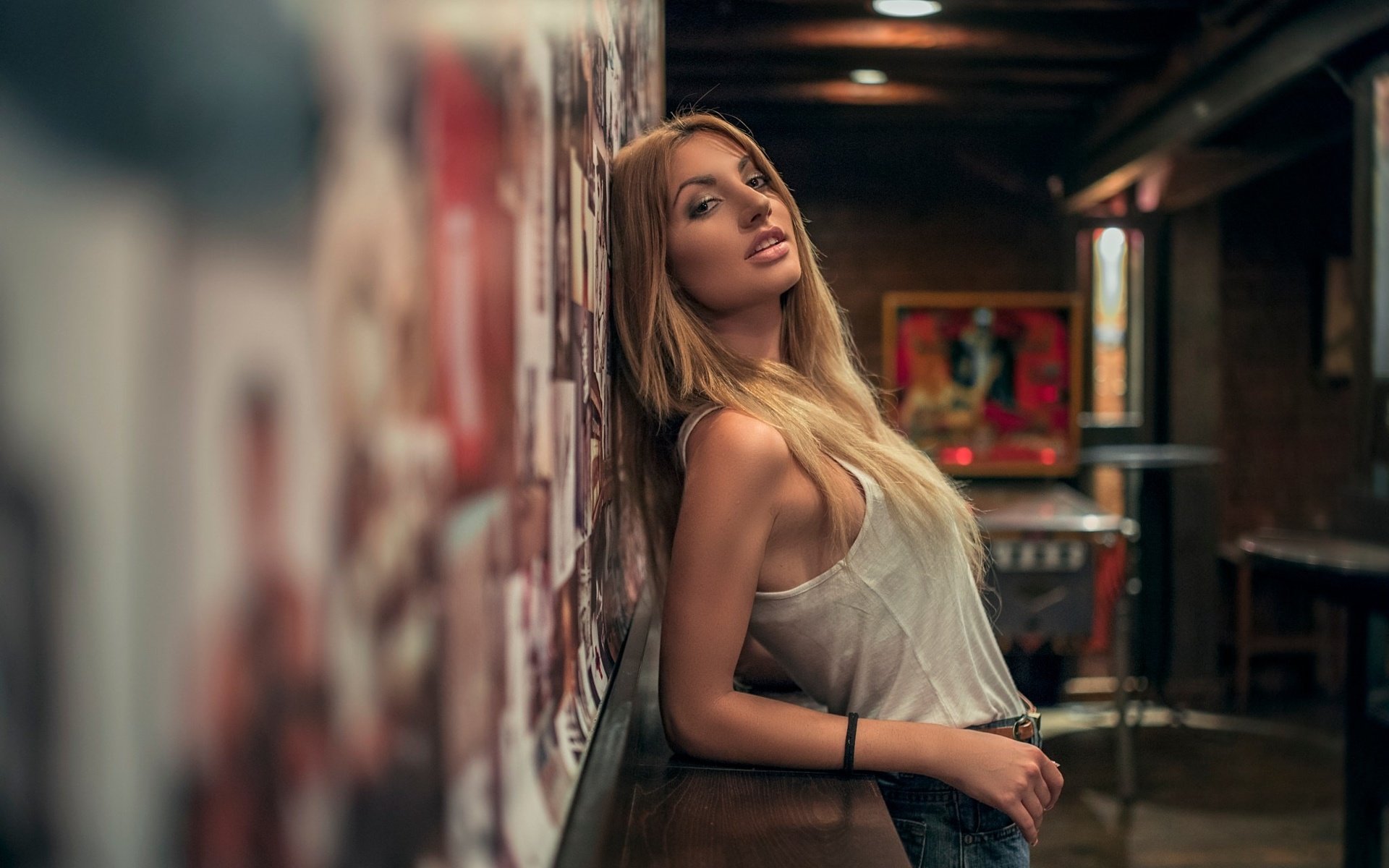 Обои девушка, блондинка, портрет, лицо, майка, girl, blonde, portrait, face, mike разрешение 2048x1365 Загрузить