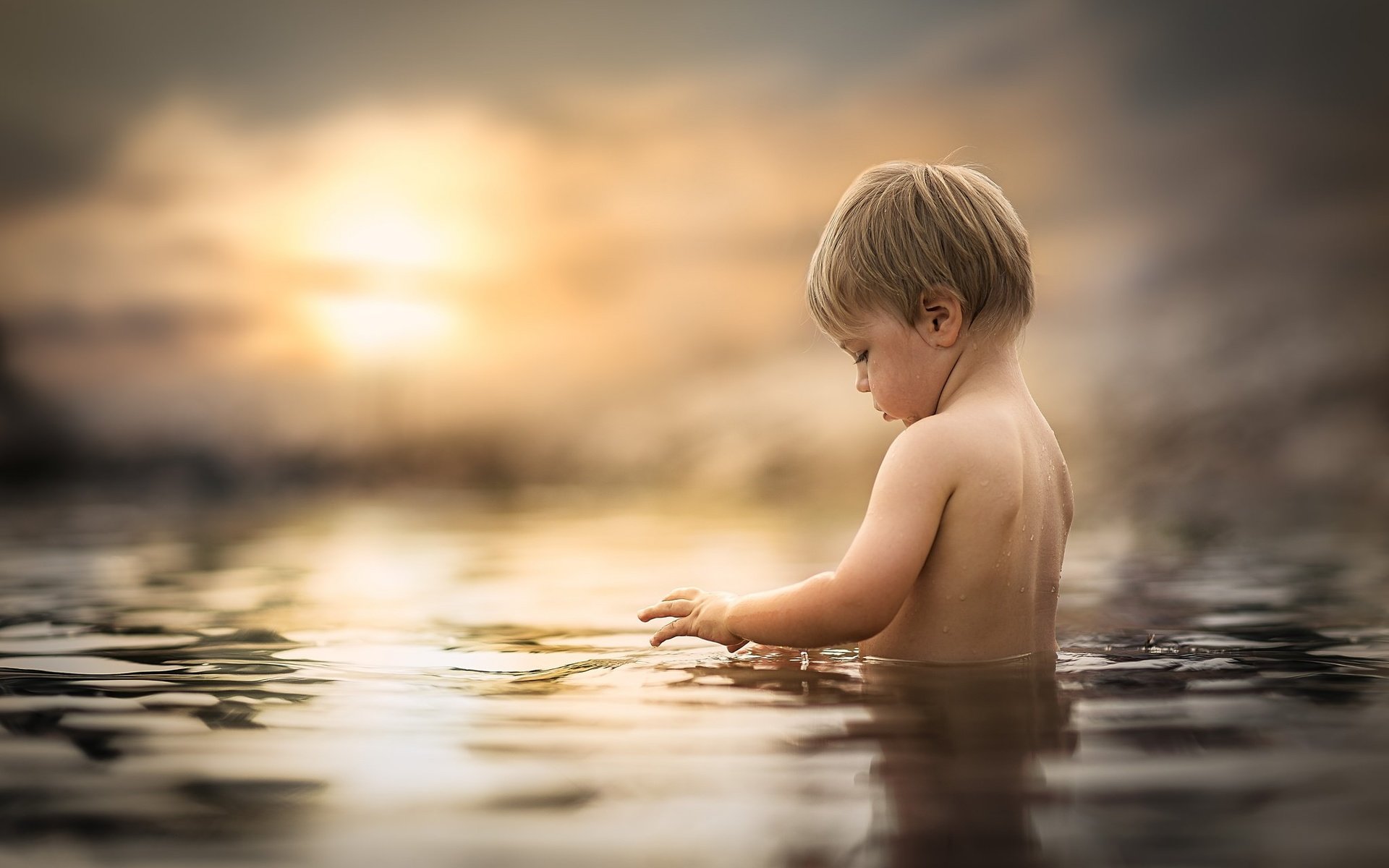 Обои вода, солнце, закат, маленький, дети, ребенок, мальчик, water, the sun, sunset, small, children, child, boy разрешение 2048x1365 Загрузить