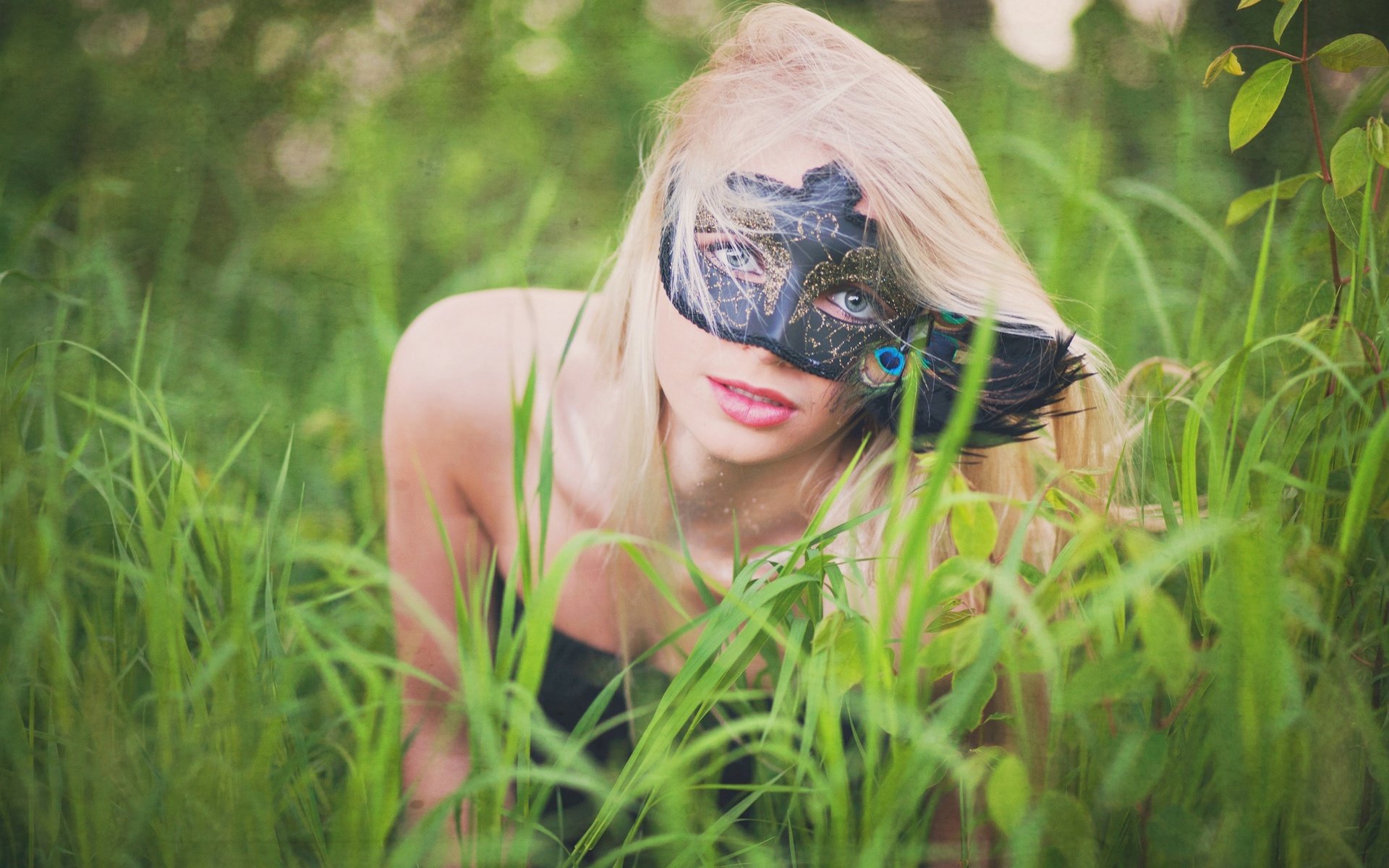 Обои трава, девушка, маска, блондинка, лето, grass, girl, mask, blonde, summer разрешение 2048x1365 Загрузить