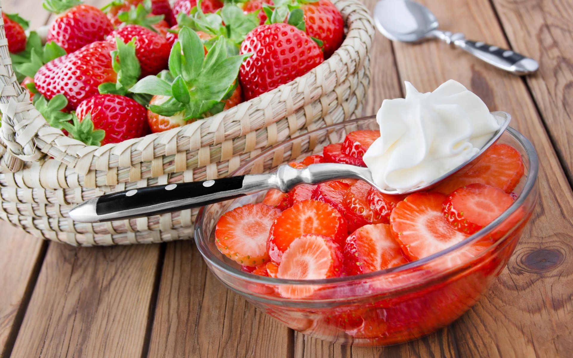 Обои клубника, ягоды, сливки, корзинка, strawberry, berries, cream, basket разрешение 5184x3456 Загрузить