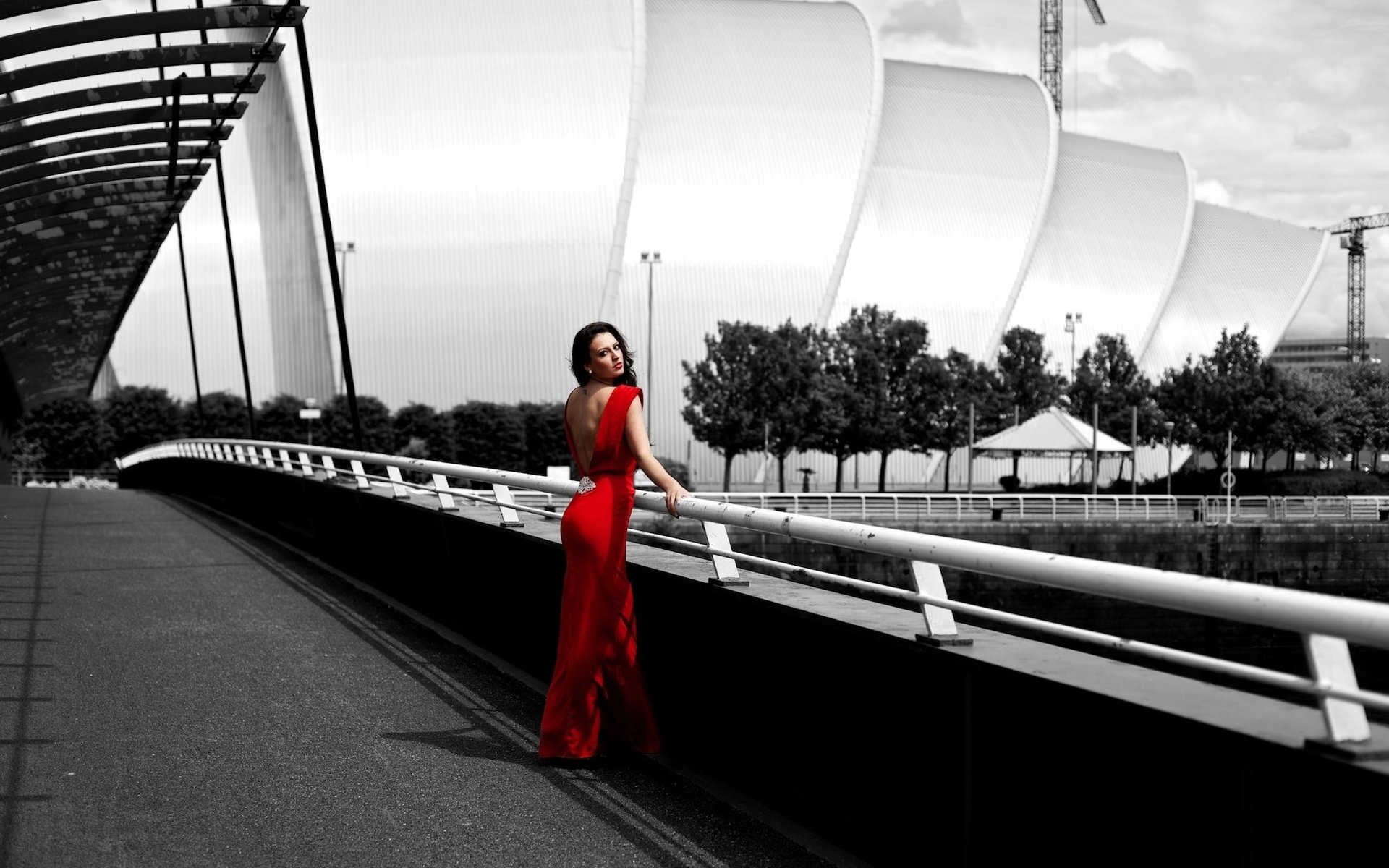 Обои девушка, мост, город, фигура, красное платье, стоит, girl, bridge, the city, figure, red dress, is разрешение 2000x1333 Загрузить