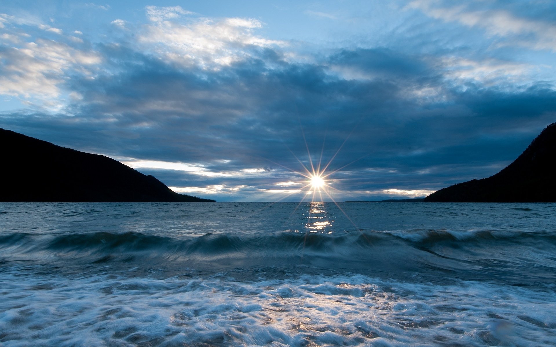 Обои небо, облака, озеро, солнце, берег, волны, байкал, the sky, clouds, lake, the sun, shore, wave, baikal разрешение 1920x1276 Загрузить