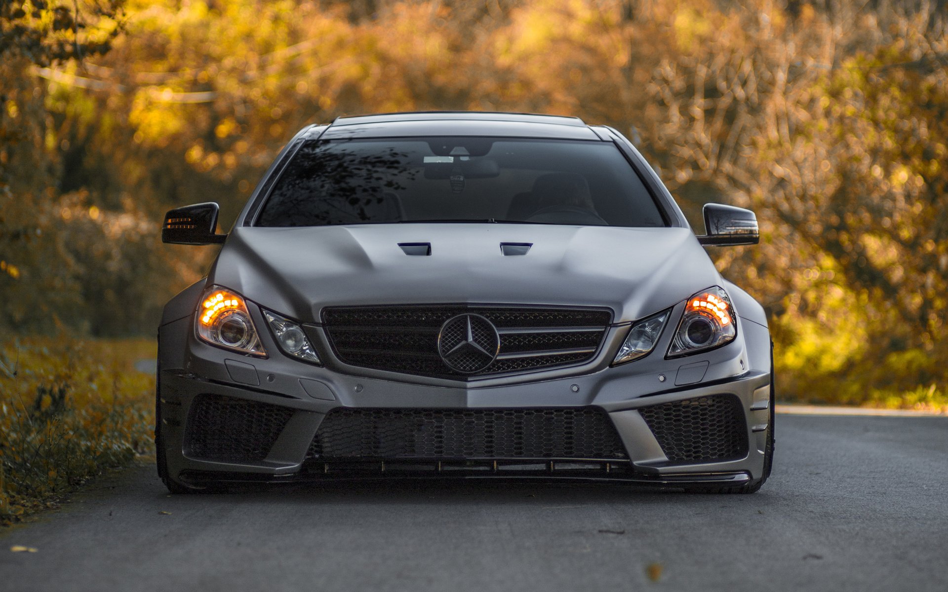 Обои дорога, осень, тюнинг, мерседес, мерседес-бенц, мерс, road, autumn, tuning, mercedes, mercedes-benz разрешение 3840x2160 Загрузить