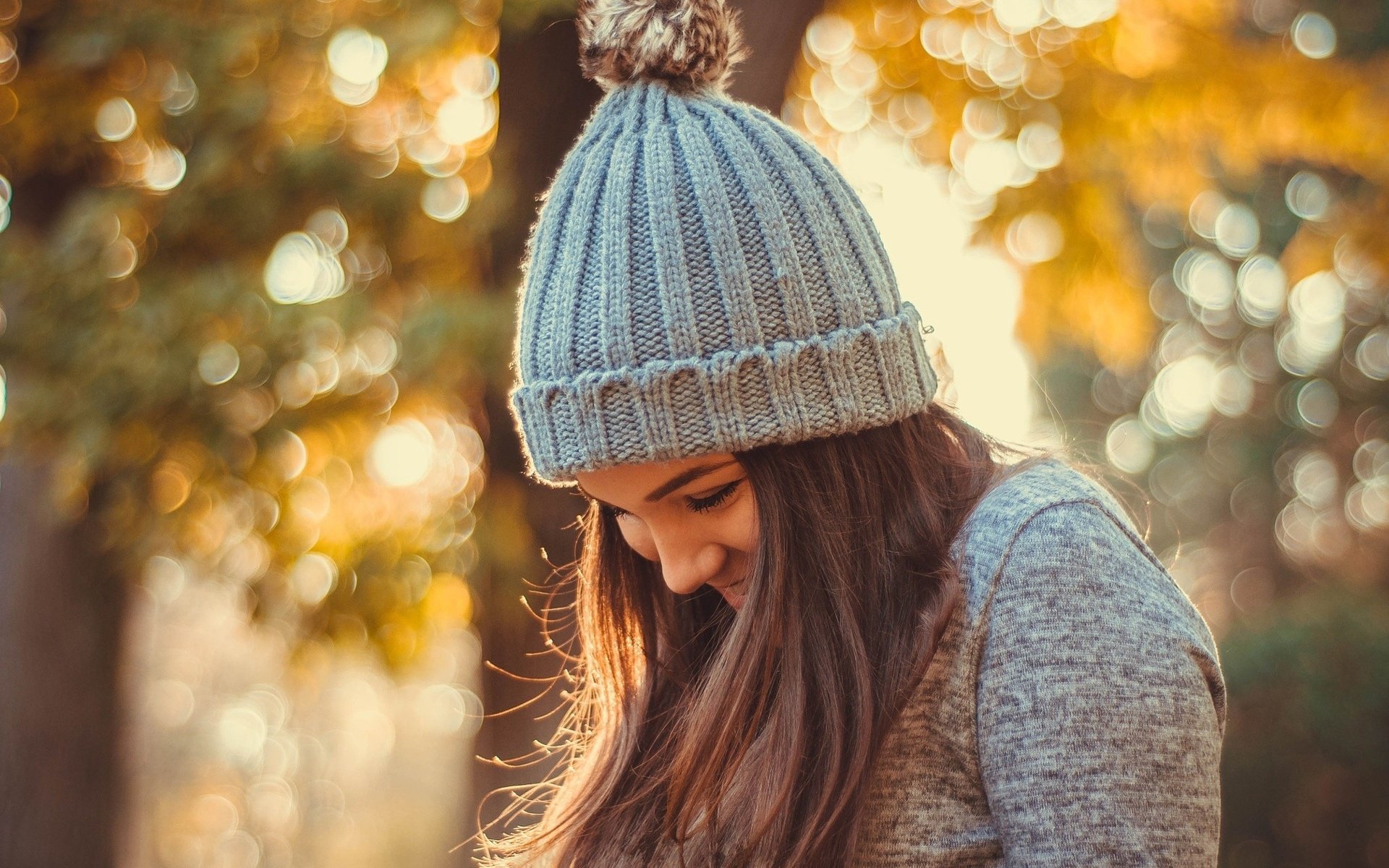 Обои девушка, улыбка, осень, волосы, шапка, боке, girl, smile, autumn, hair, hat, bokeh разрешение 2048x1360 Загрузить