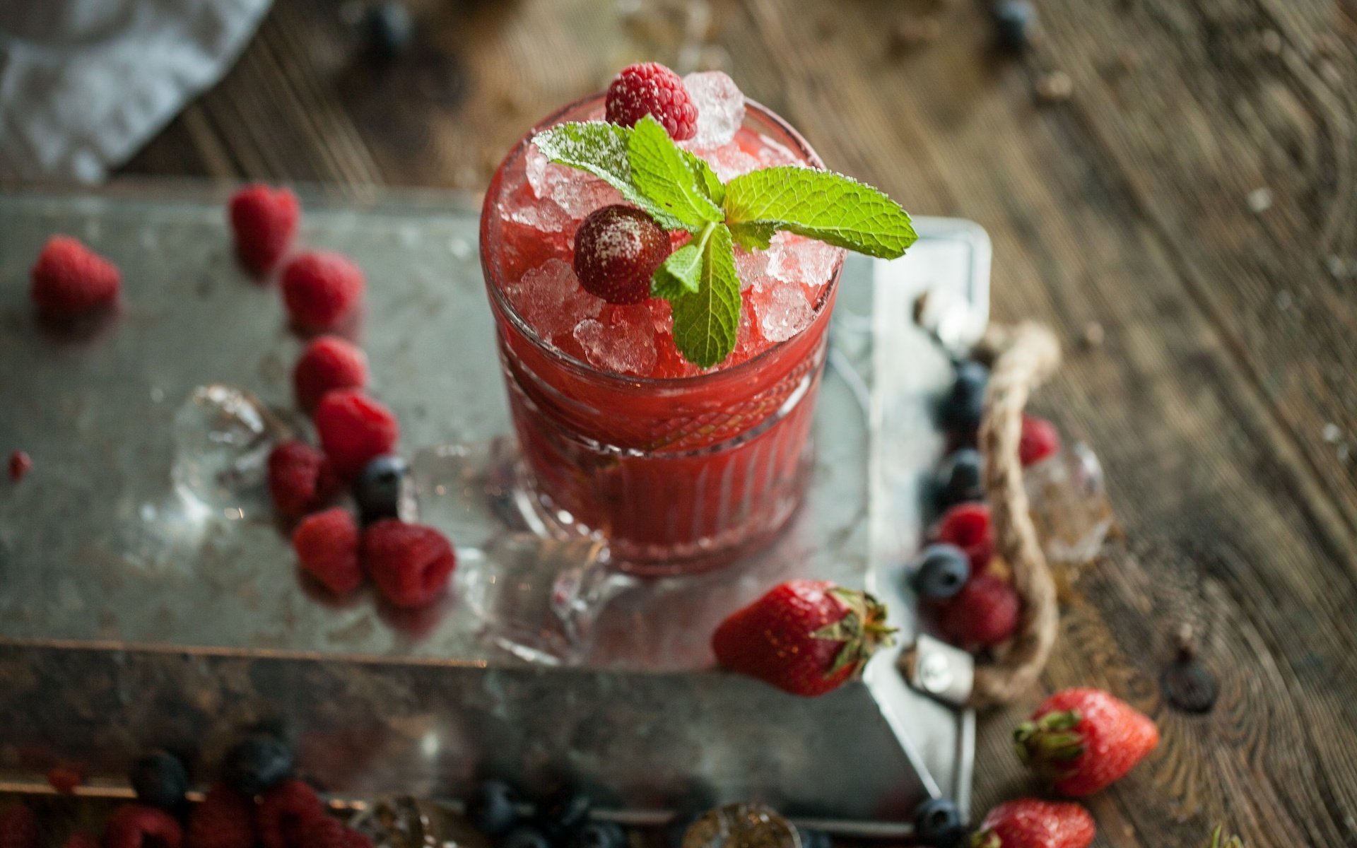 Обои мята, напиток, малина, клубника, черника, стакан, вкусно, сок, mint, drink, raspberry, strawberry, blueberries, glass, delicious, juice разрешение 2048x1340 Загрузить