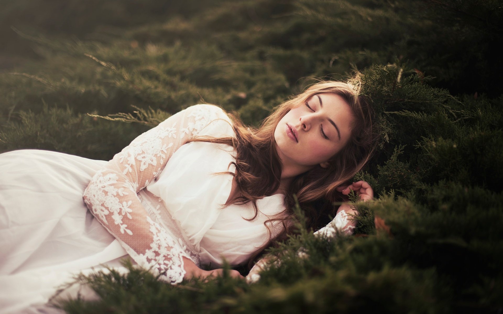 Обои природа, лес, девушка, сон, белое платье, закрытые глаза, andrea peipe, nature, forest, girl, sleep, white dress, closed eyes разрешение 2048x1367 Загрузить