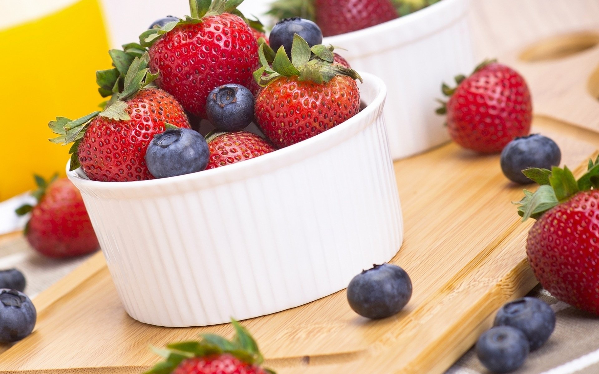 Обои лето, клубника, ягоды, черника, summer, strawberry, berries, blueberries разрешение 1920x1440 Загрузить