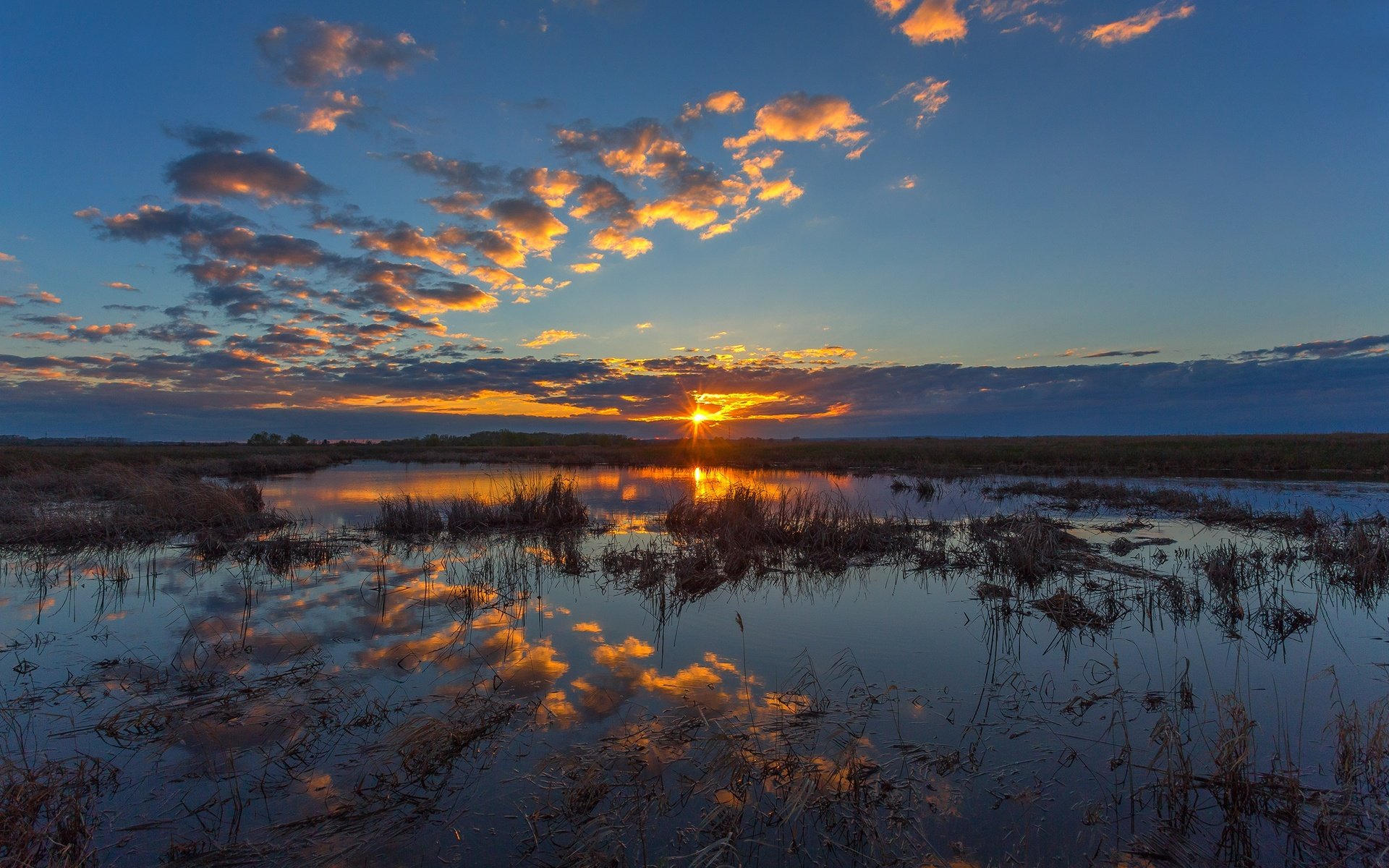 Обои небо, облака, болото, закат, отражение, урал, the sky, clouds, swamp, sunset, reflection, ural разрешение 2472x1648 Загрузить