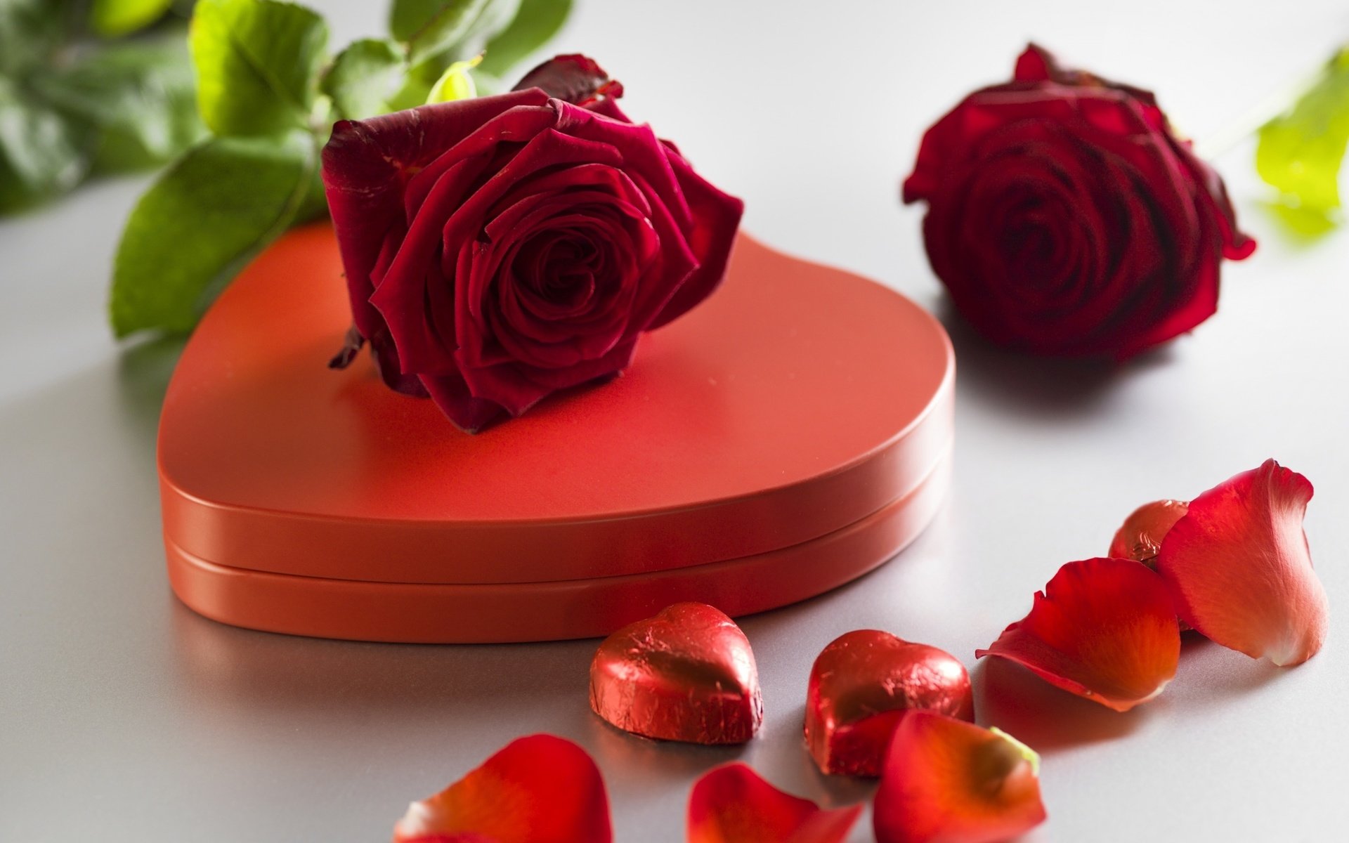 Обои конфеты, красные розы, подарок, сердечка, шоколад, сердечки, романтик, краcный, роз, влюбленная, candy, red roses, gift, heart, chocolate, hearts, romantic, red, roses, love разрешение 2560x1600 Загрузить
