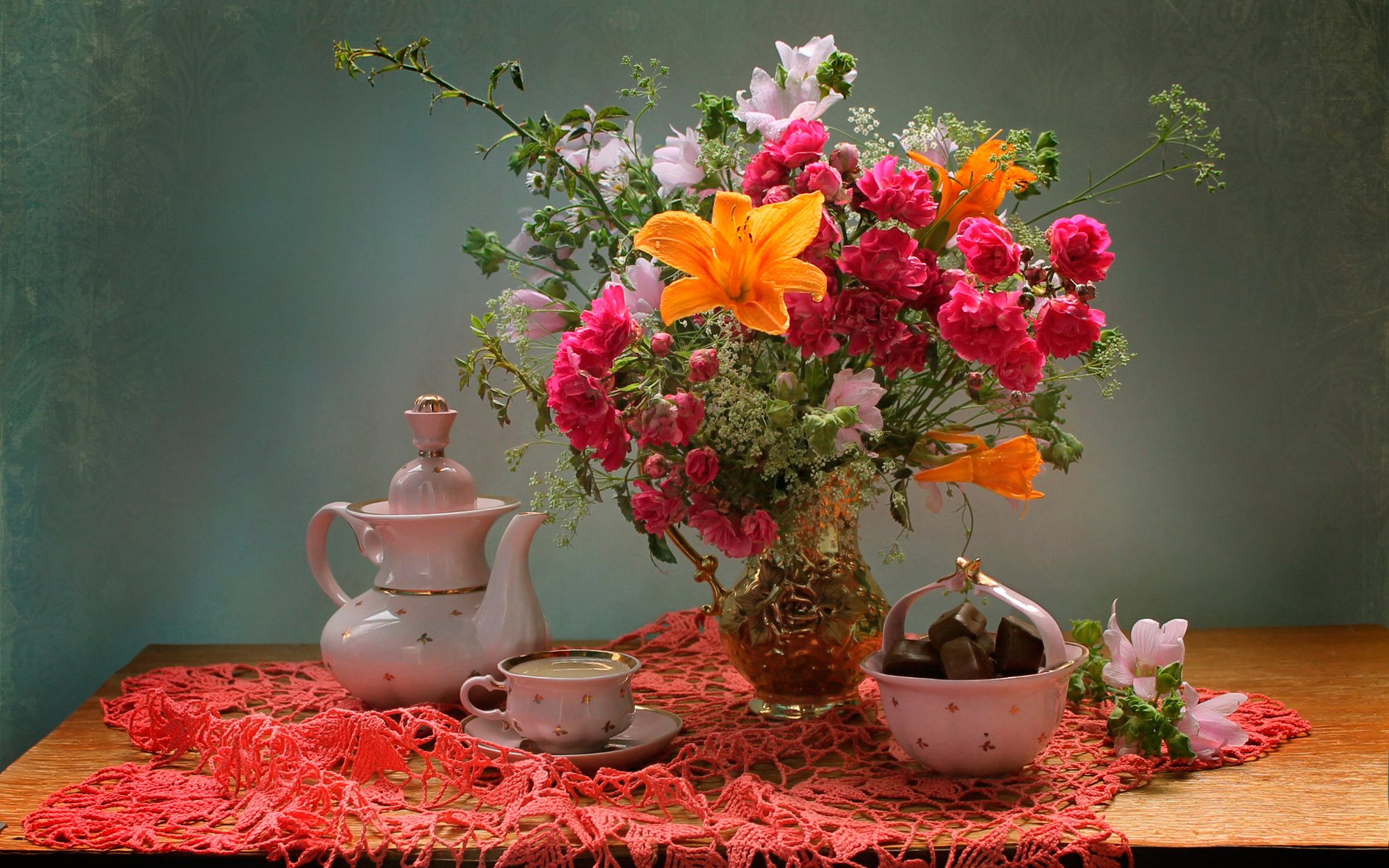 Обои столик, цветы, натюрморт, конфеты, вазочка, букет, чашка, чай, салфетка, чайник, кувшин, table, flowers, still life, candy, vase, bouquet, cup, tea, napkin, kettle, pitcher разрешение 2288x1524 Загрузить