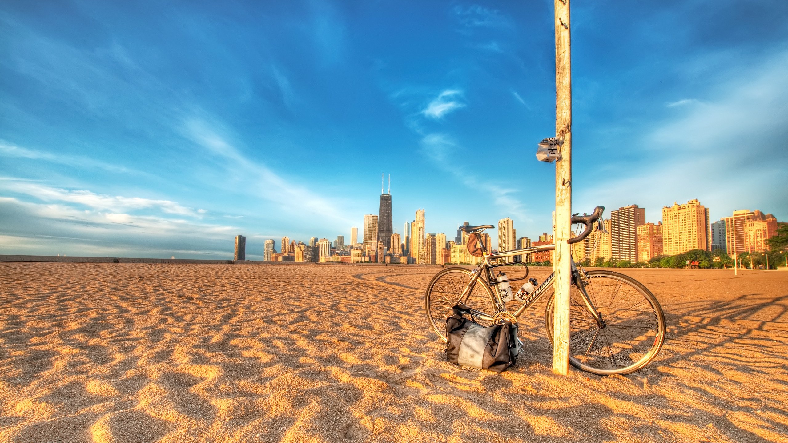 Обои фото, песок, пляж, города, столб, велосипед, photo, sand, beach, city, post, bike разрешение 2560x1600 Загрузить