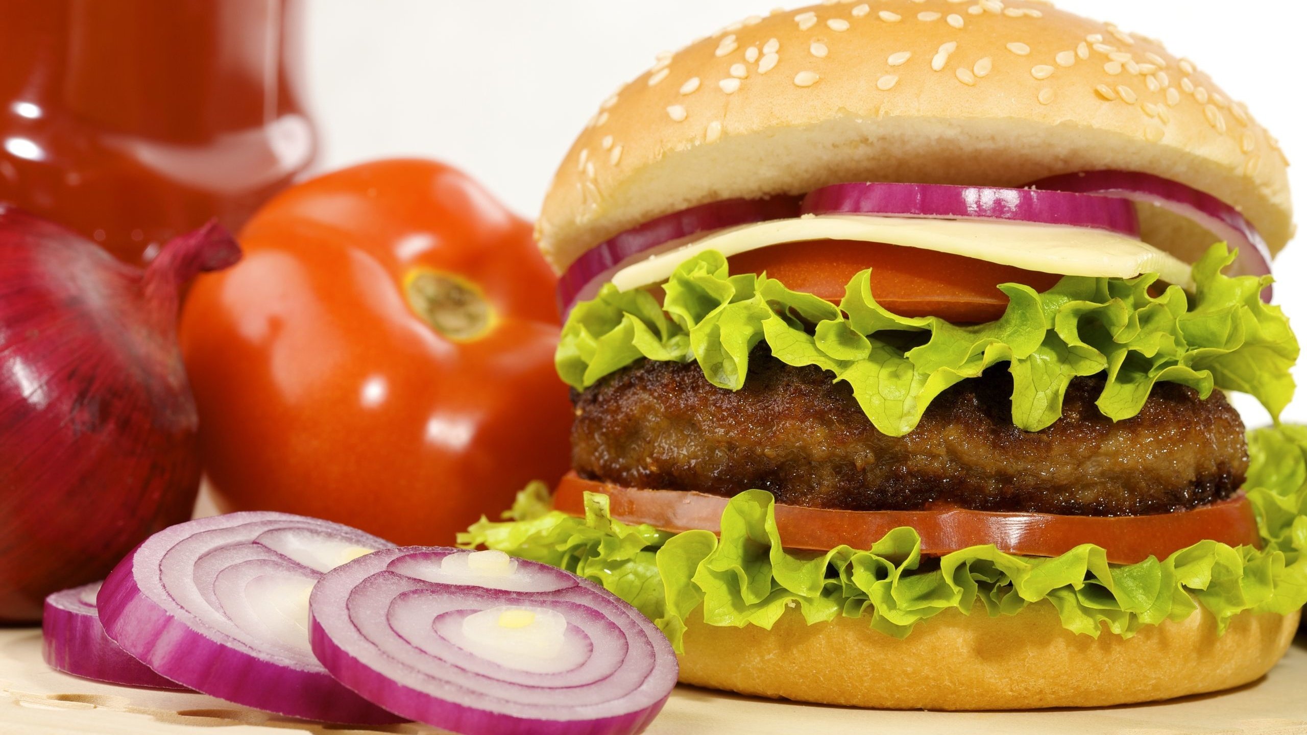 Обои гамбургер, помидоры, булка, фаст фуд, быстрое питание, hamburger, tomatoes, roll, fast food разрешение 2560x1512 Загрузить