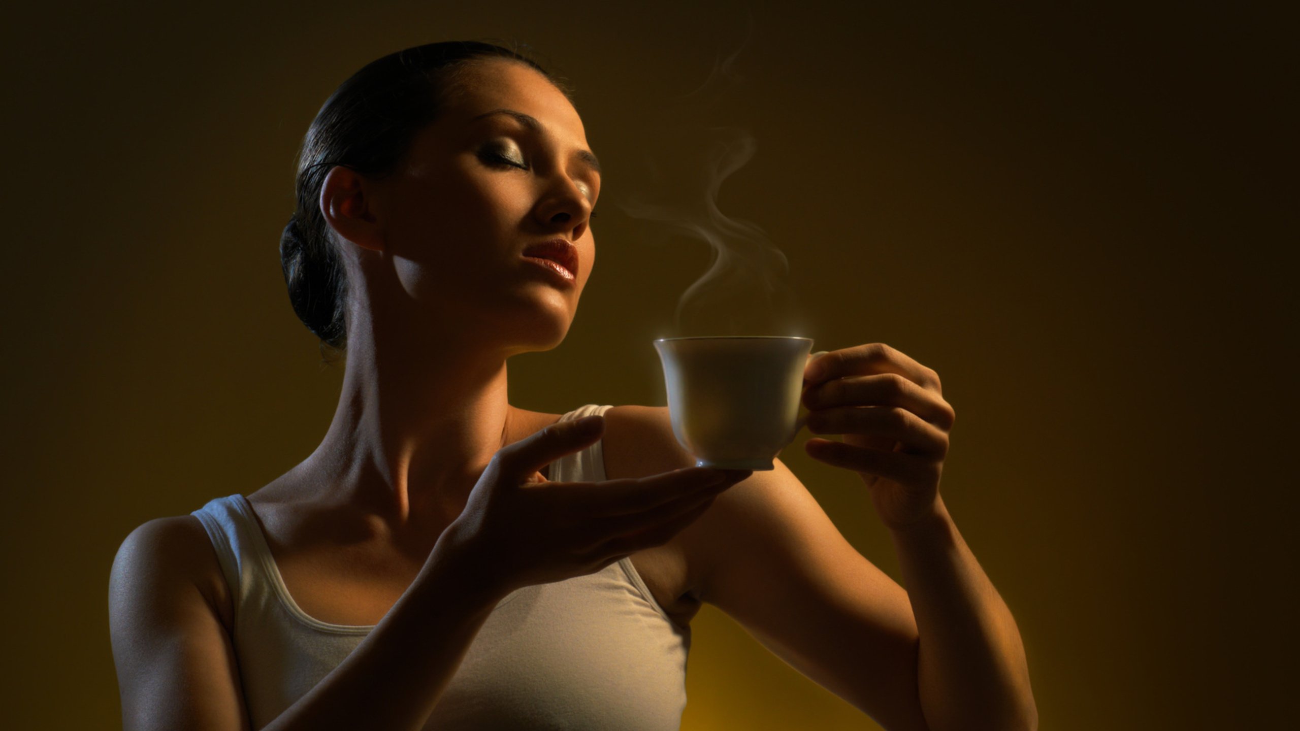 Обои девушка, брюнетка, кофе, чашка, прическа, майка, дымок, girl, brunette, coffee, cup, hairstyle, mike, smoke разрешение 2560x1600 Загрузить