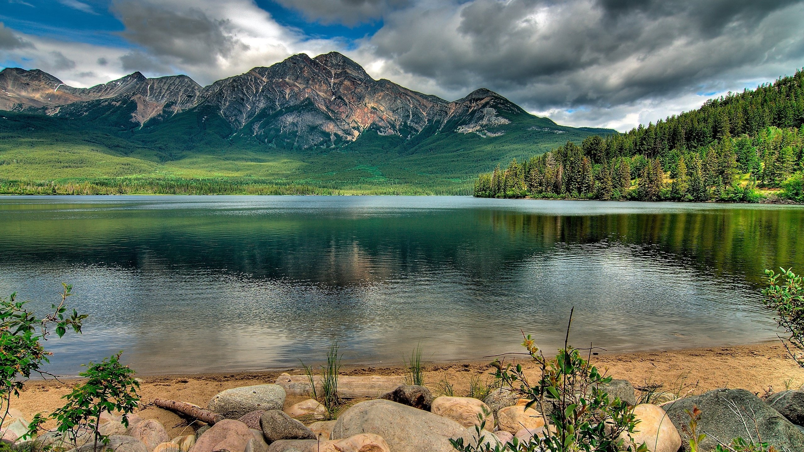 Обои pyramid mountain, in jasper national park, провинция альберта, alberta разрешение 2560x1600 Загрузить