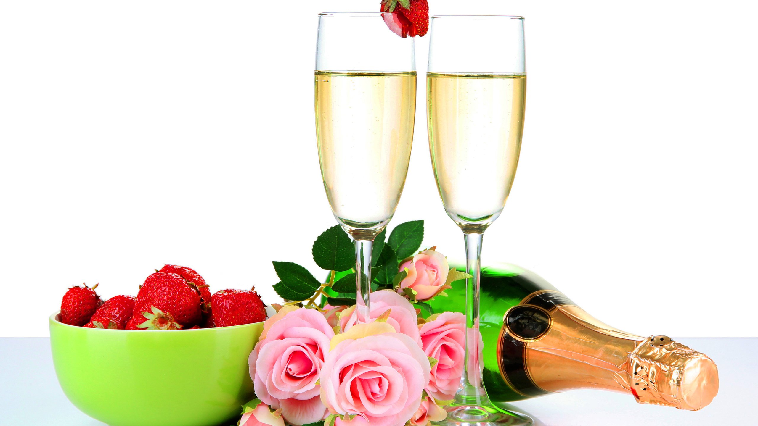 Обои розы, клубника, шампанское, фужеры, roses, strawberry, champagne, glasses разрешение 4619x3398 Загрузить