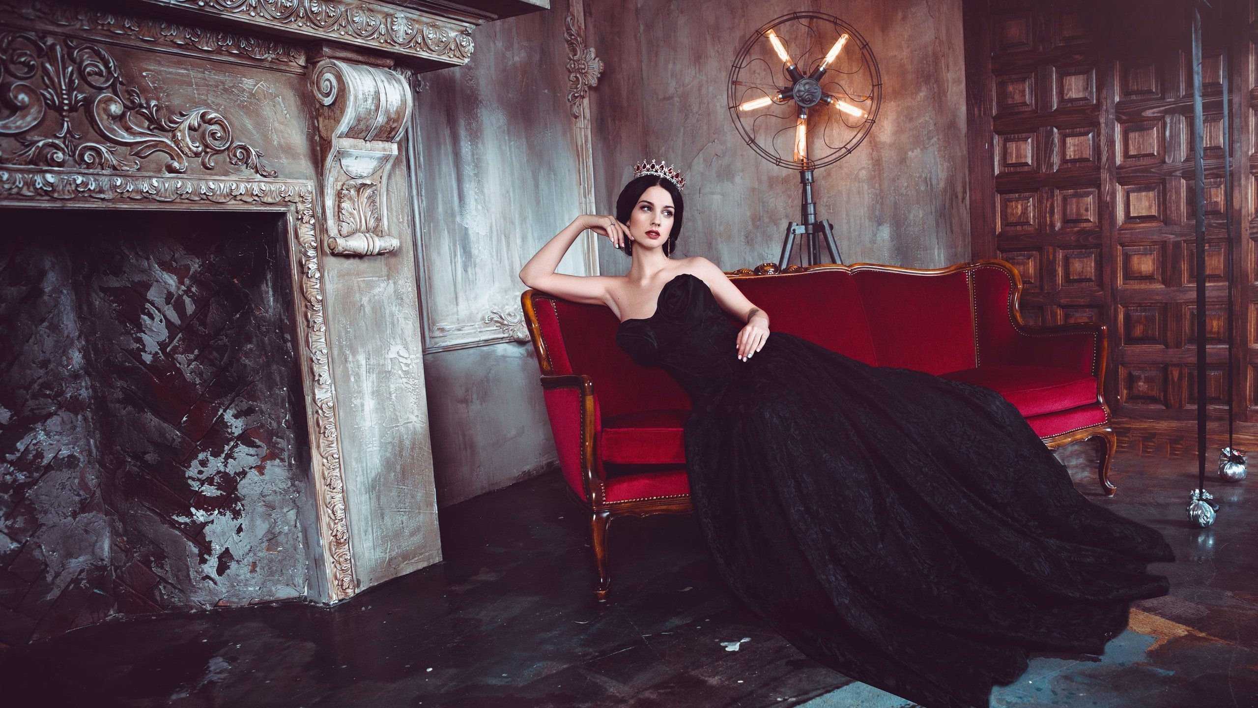 Обои поза, модель, диван, королева, черное платье, алла бергер, pose, model, sofa, queen, black dress, alla berger разрешение 2560x1707 Загрузить