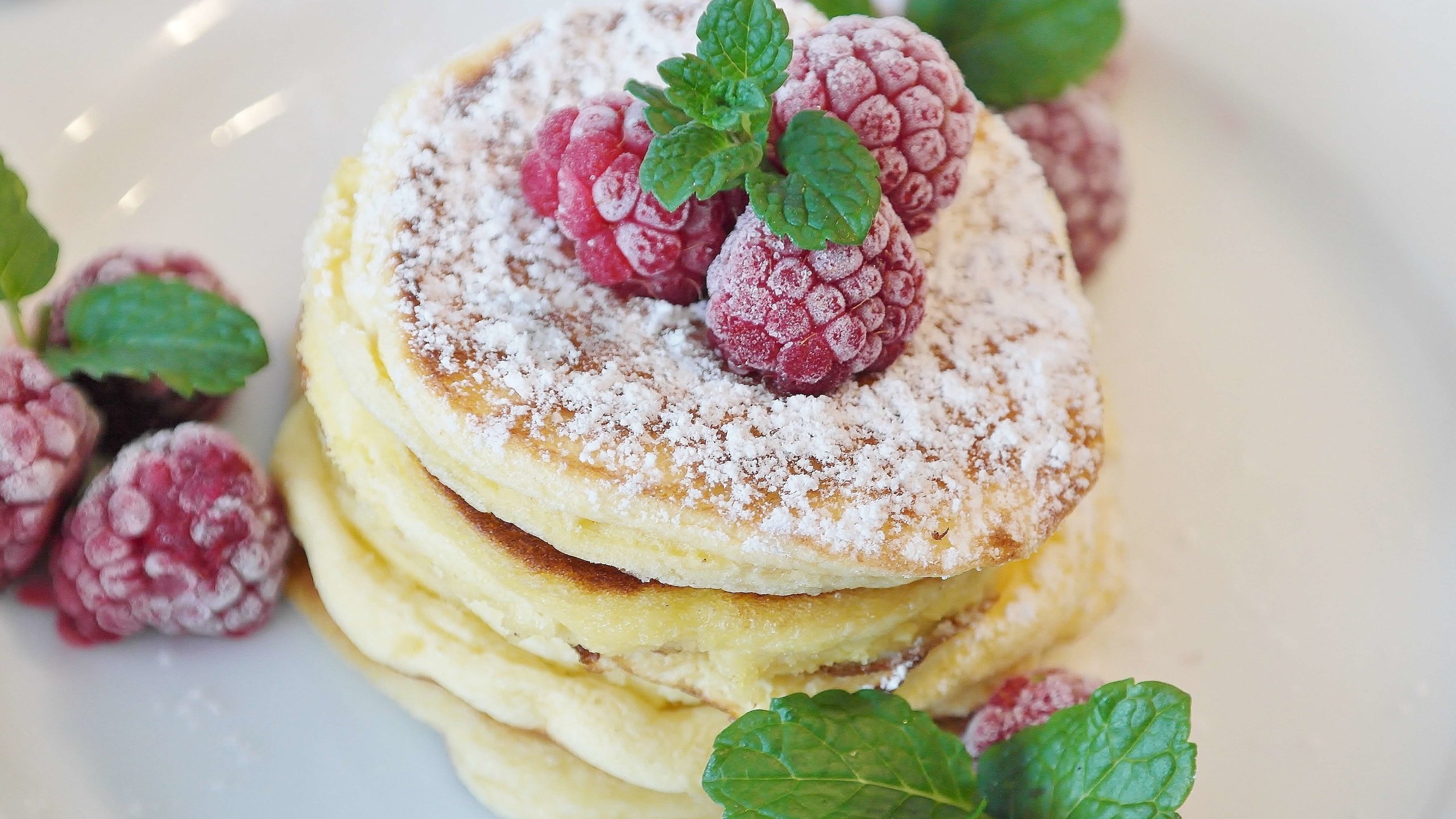 Обои мята, малина, ягоды, сахарная пудра, блины, оладьи, mint, raspberry, berries, powdered sugar, pancakes разрешение 4853x3071 Загрузить