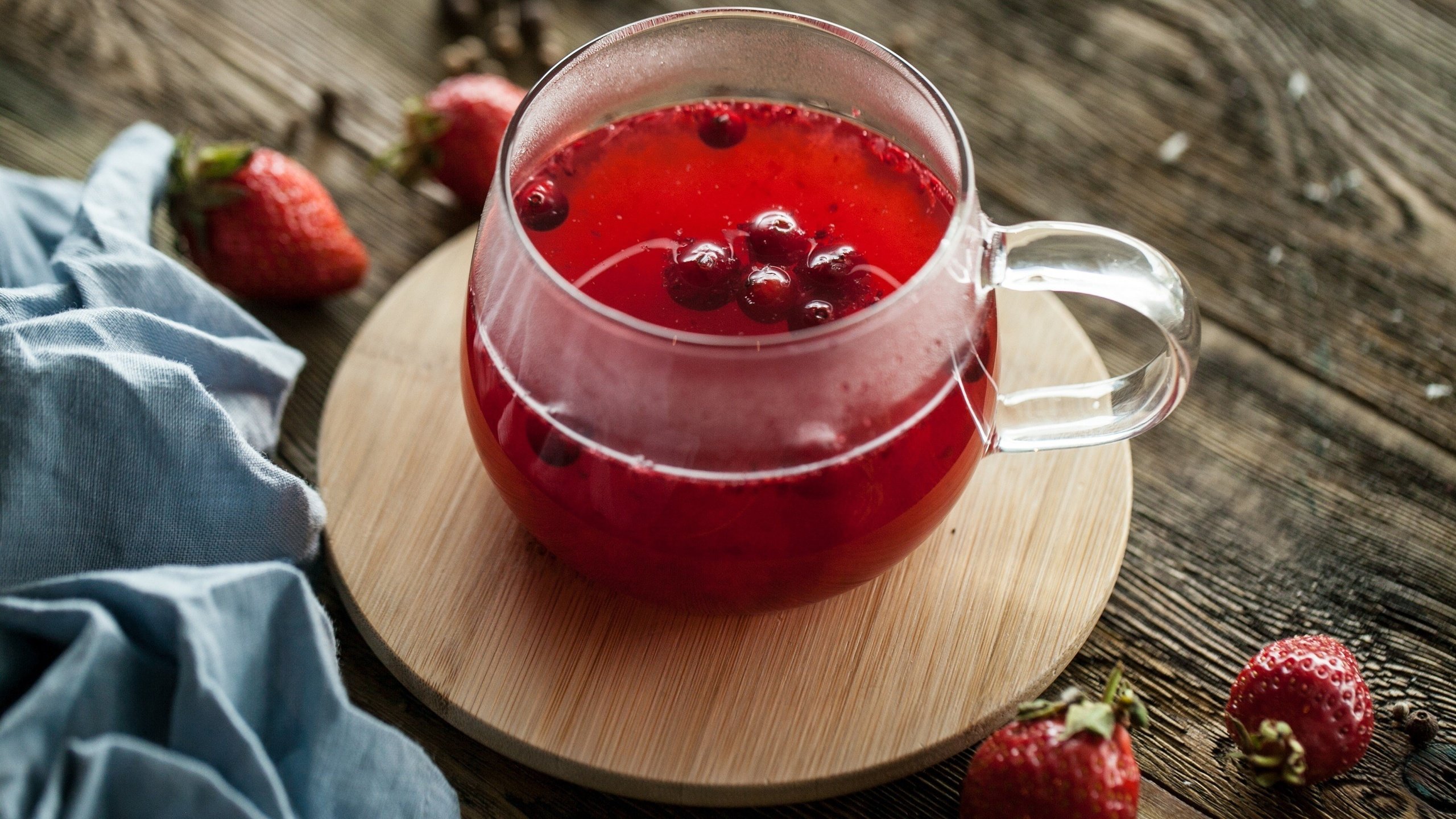 Обои напиток, клубника, ягоды, чашка, чай, брусника, drink, strawberry, berries, cup, tea, cranberries разрешение 3000x1972 Загрузить