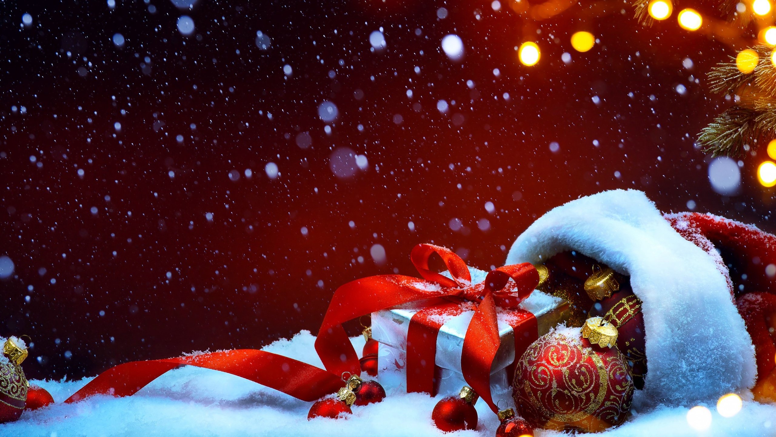 Обои снег, новый год, украшения, подарок, рождество, елочные игрушки, snow, new year, decoration, gift, christmas, christmas decorations разрешение 2880x1800 Загрузить
