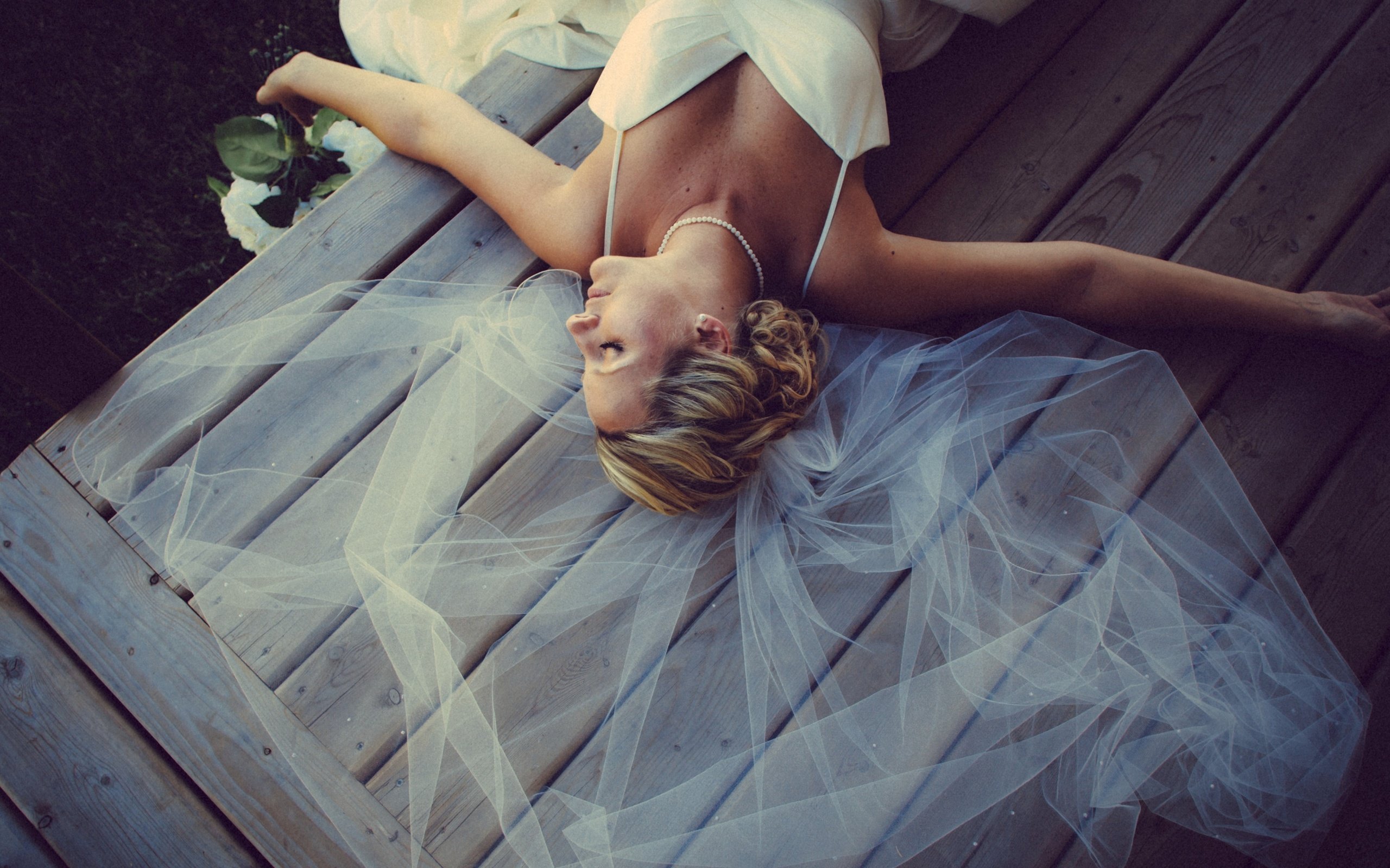 Обои платье, лежит, фата, свадебное, девушка. блондинка, dress, lies, veil, wedding, girl. blonde разрешение 2880x1920 Загрузить