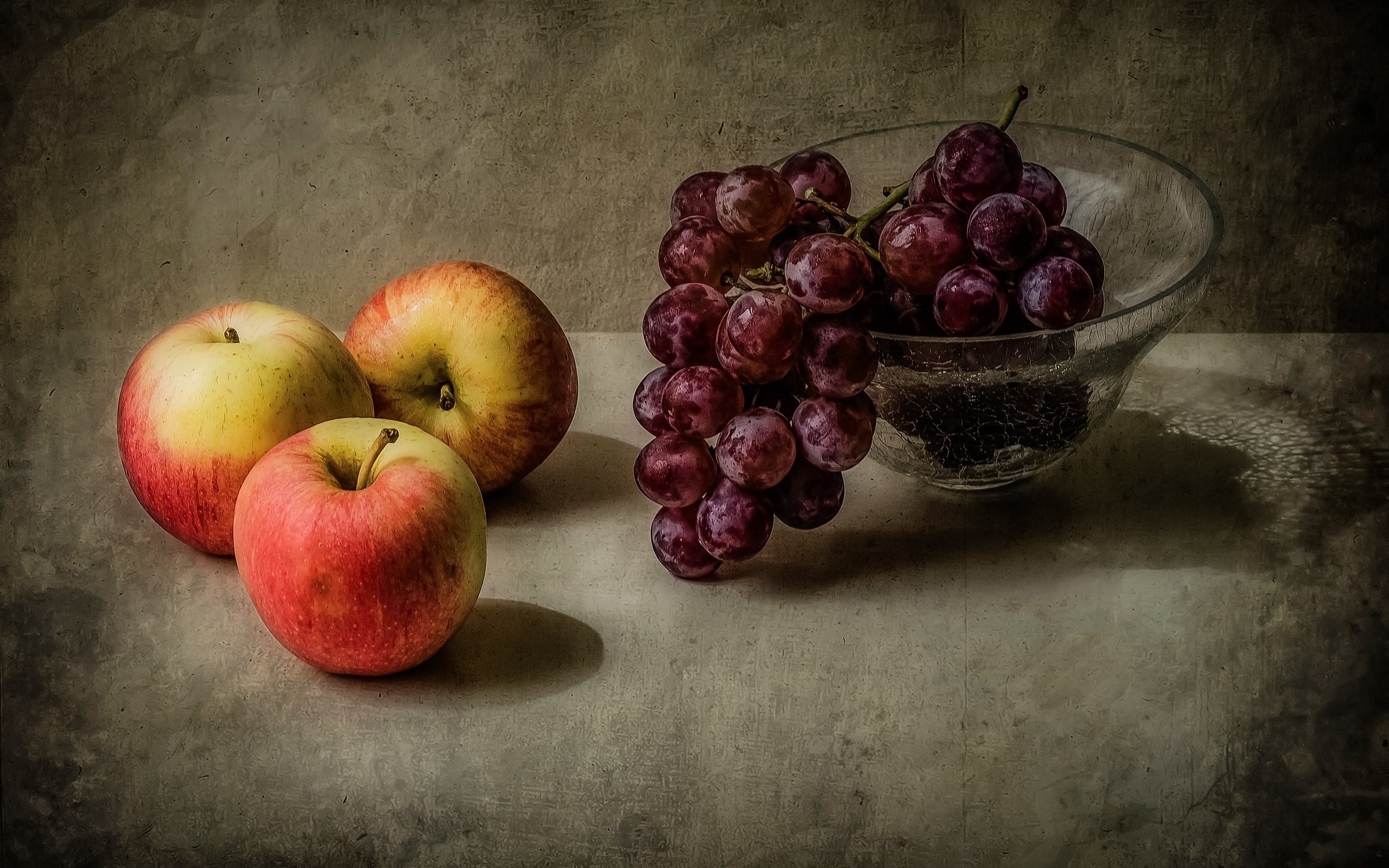 Обои макро, виноград, фрукты, яблоки, ваза, macro, grapes, fruit, apples, vase разрешение 2880x1908 Загрузить